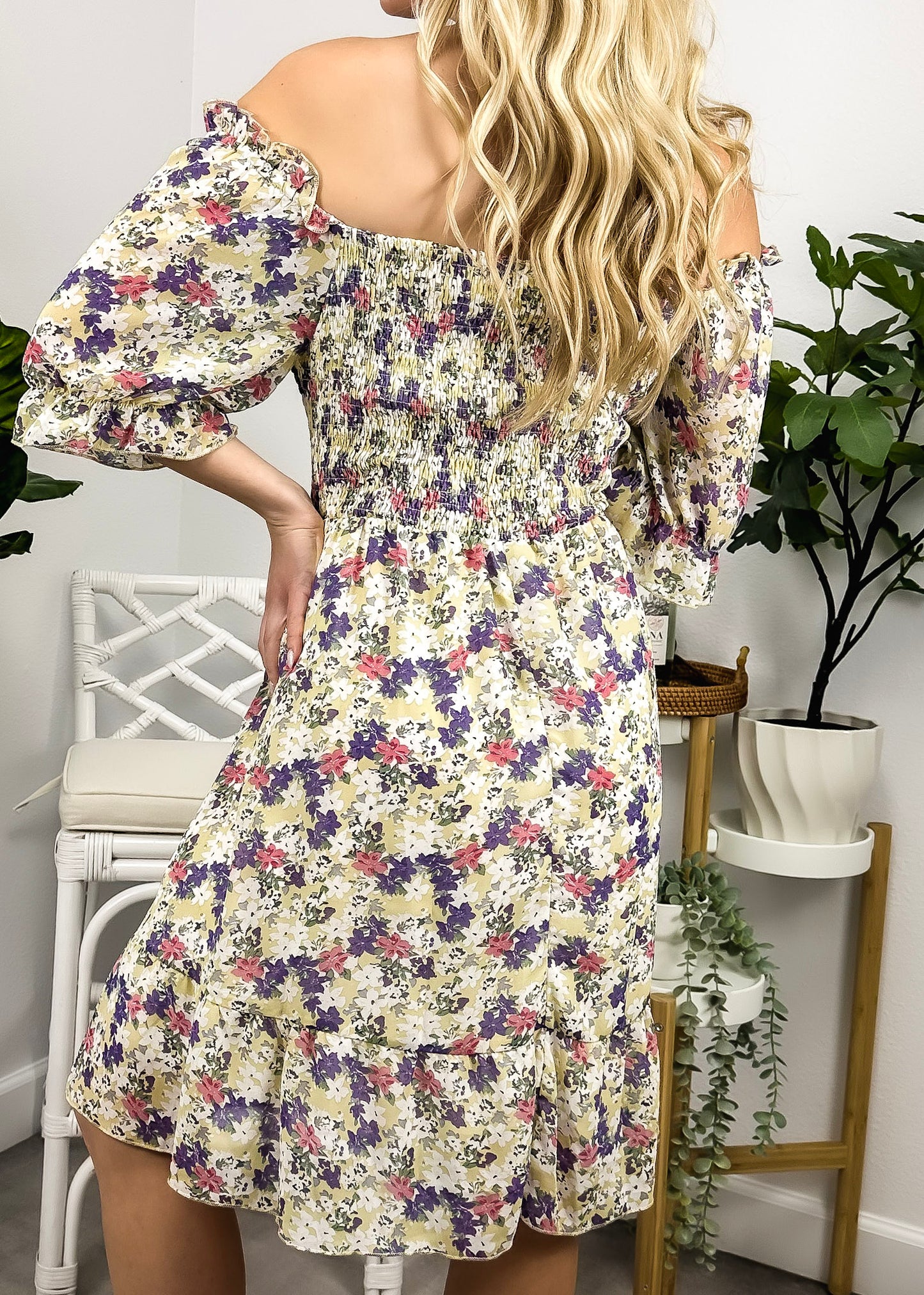 Vestido floral con escote cuadrado y mangas abullonadas