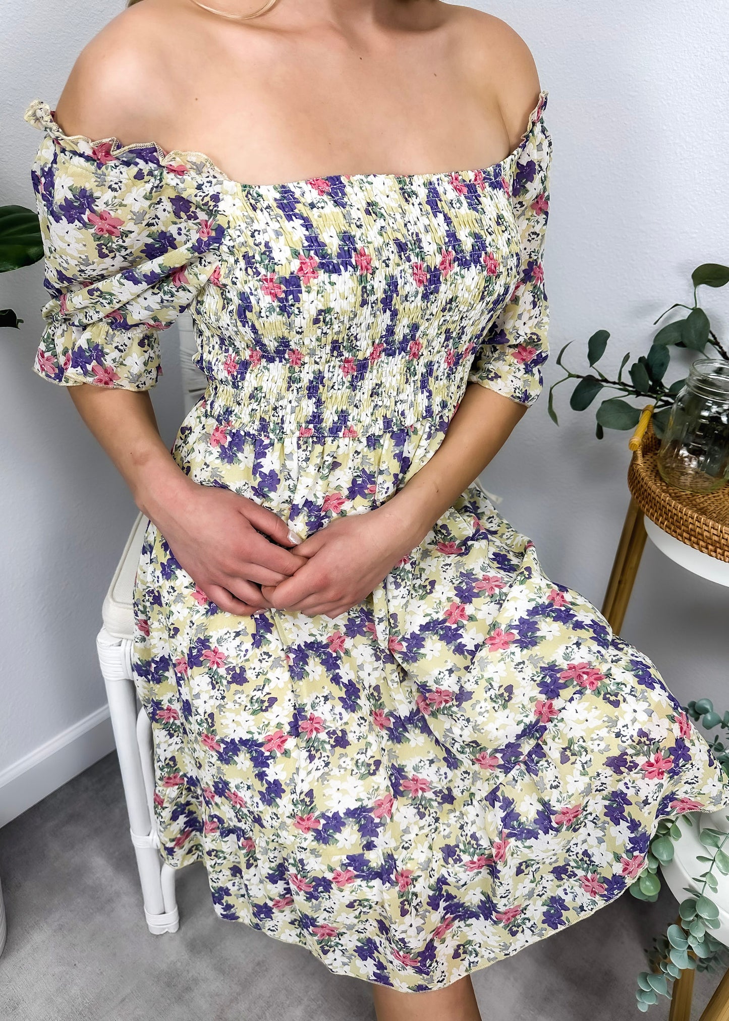 Vestido floral con escote cuadrado y mangas abullonadas