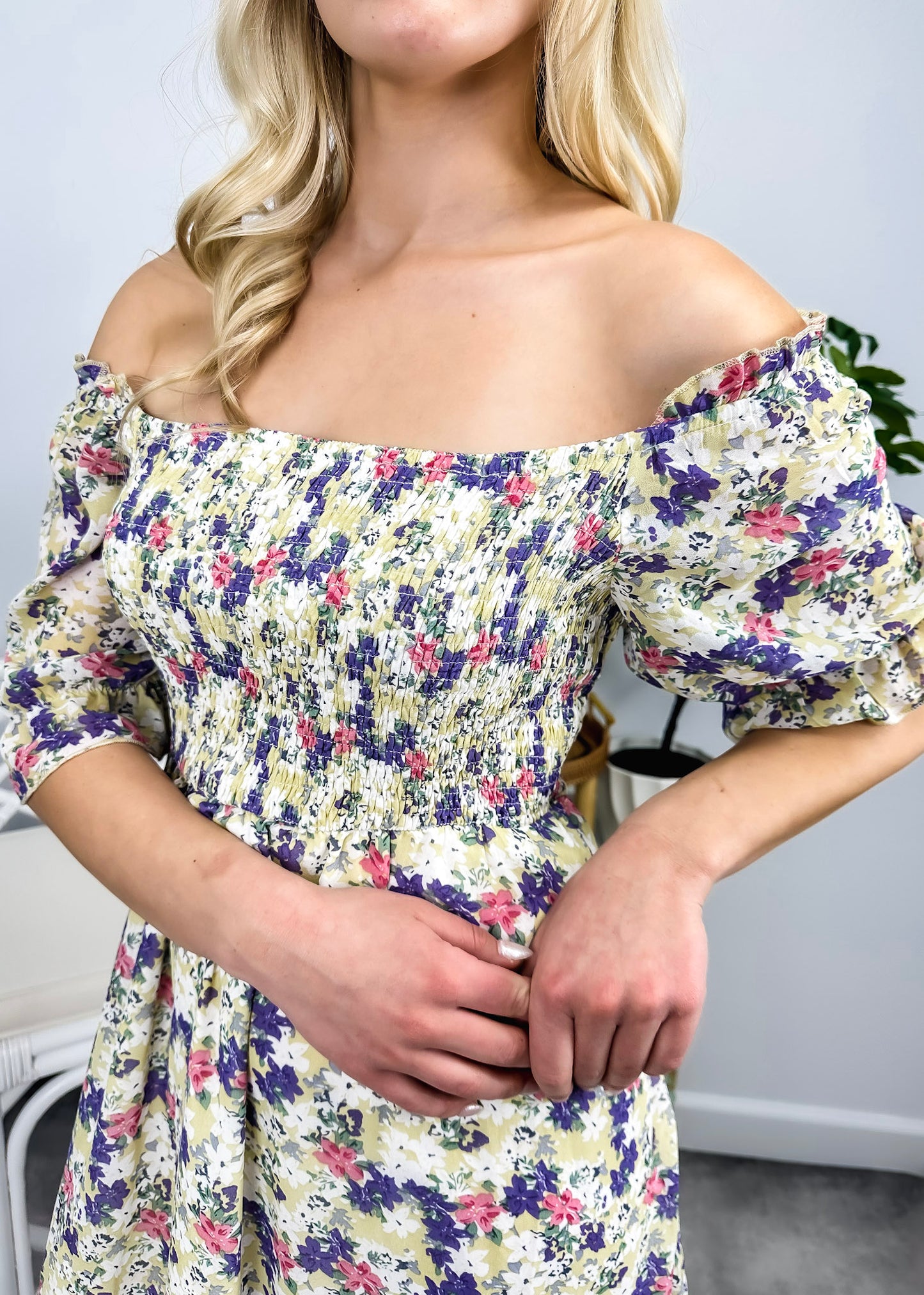 Vestido floral con escote cuadrado y mangas abullonadas