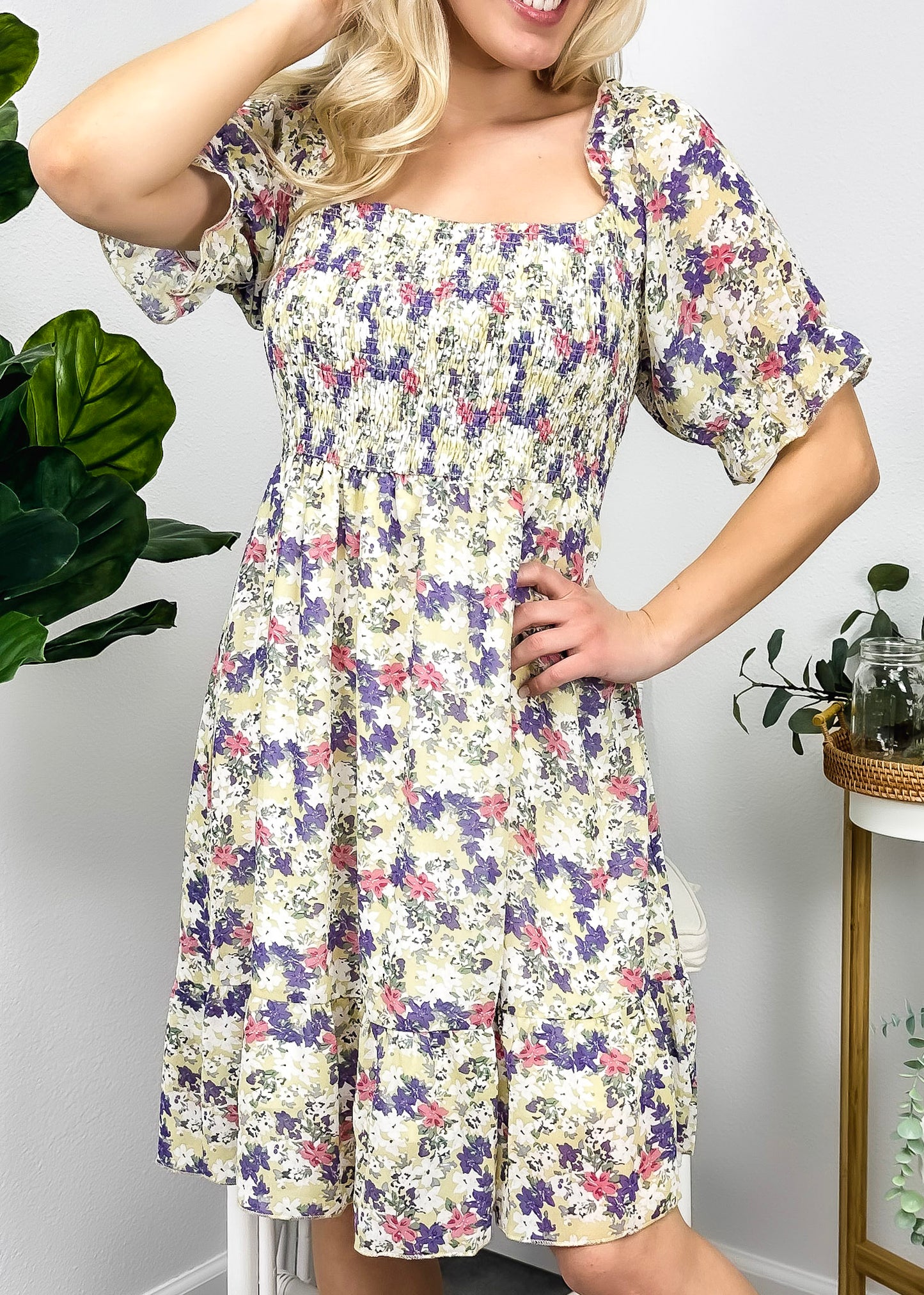 Vestido floral con escote cuadrado y mangas abullonadas