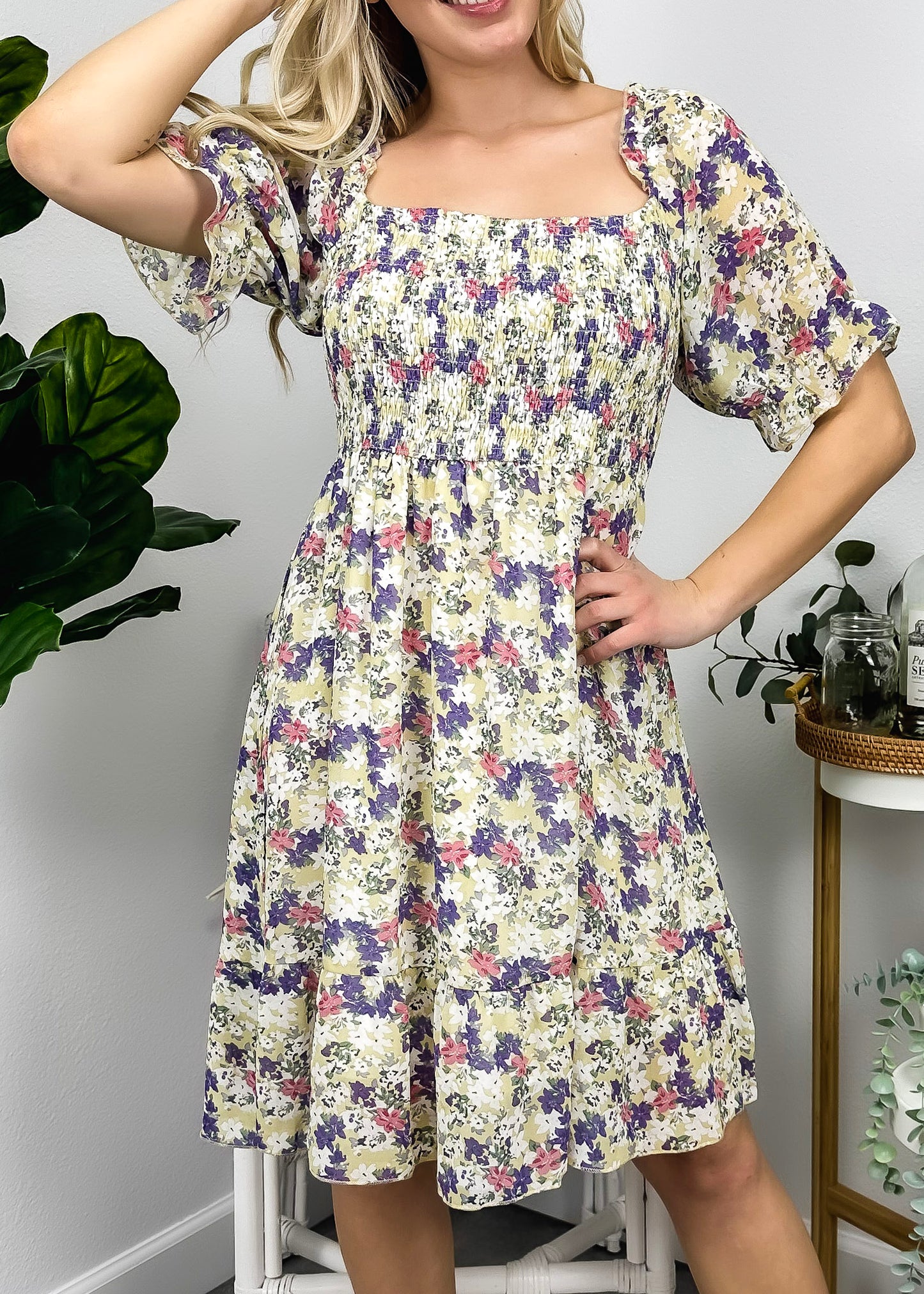 Vestido floral con escote cuadrado y mangas abullonadas