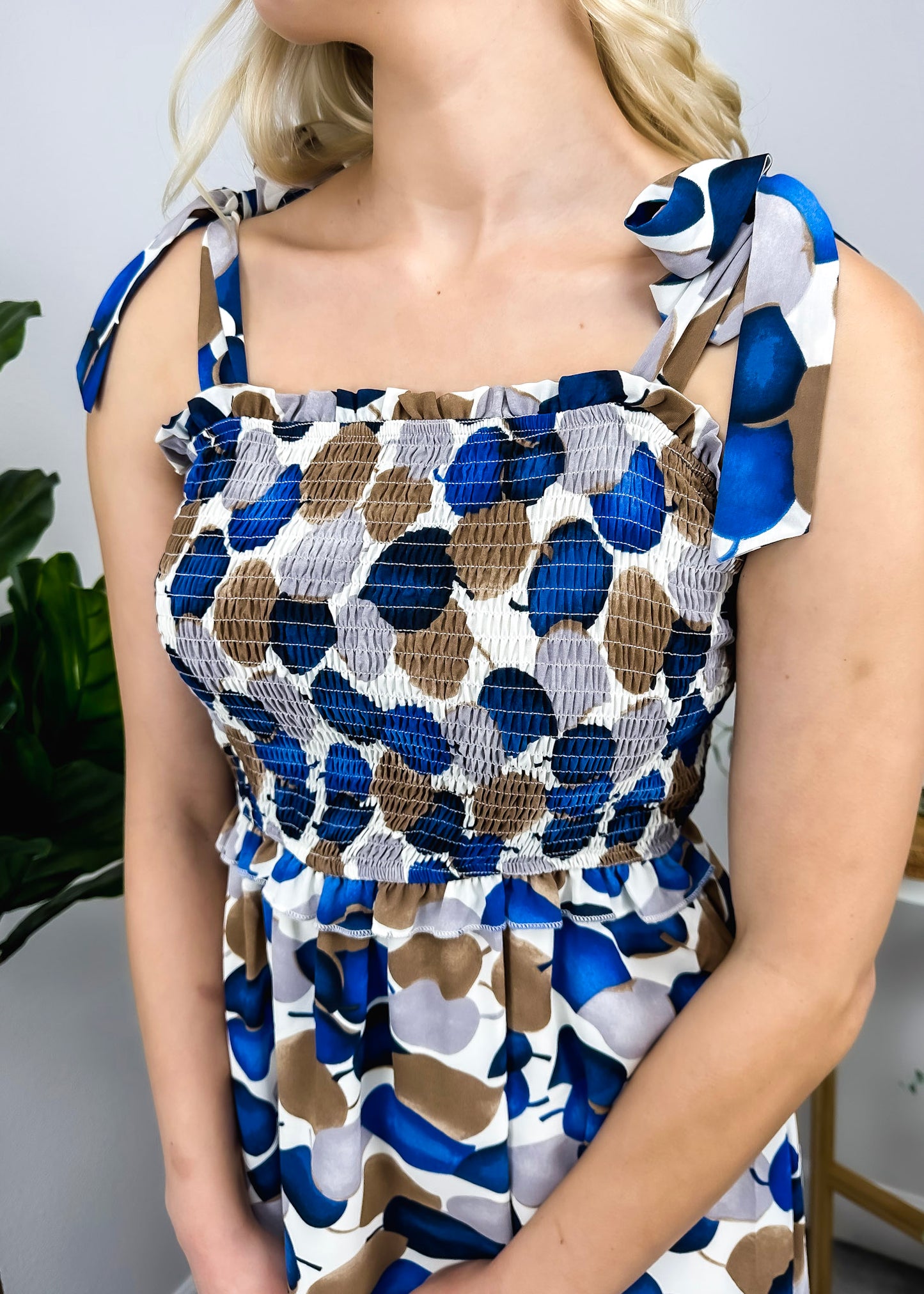 Vestido fruncido con estampado y lazo en los hombros