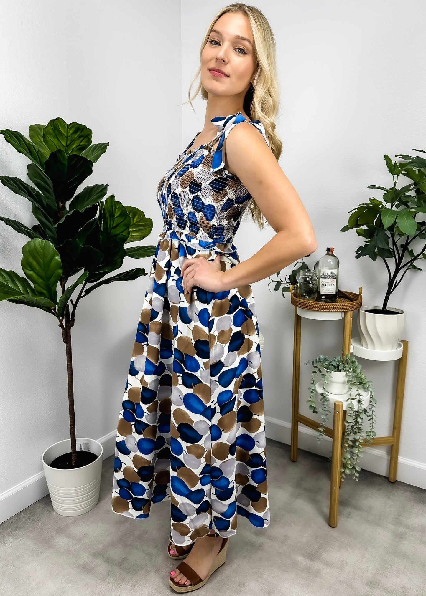 Vestido fruncido con estampado y lazo en los hombros