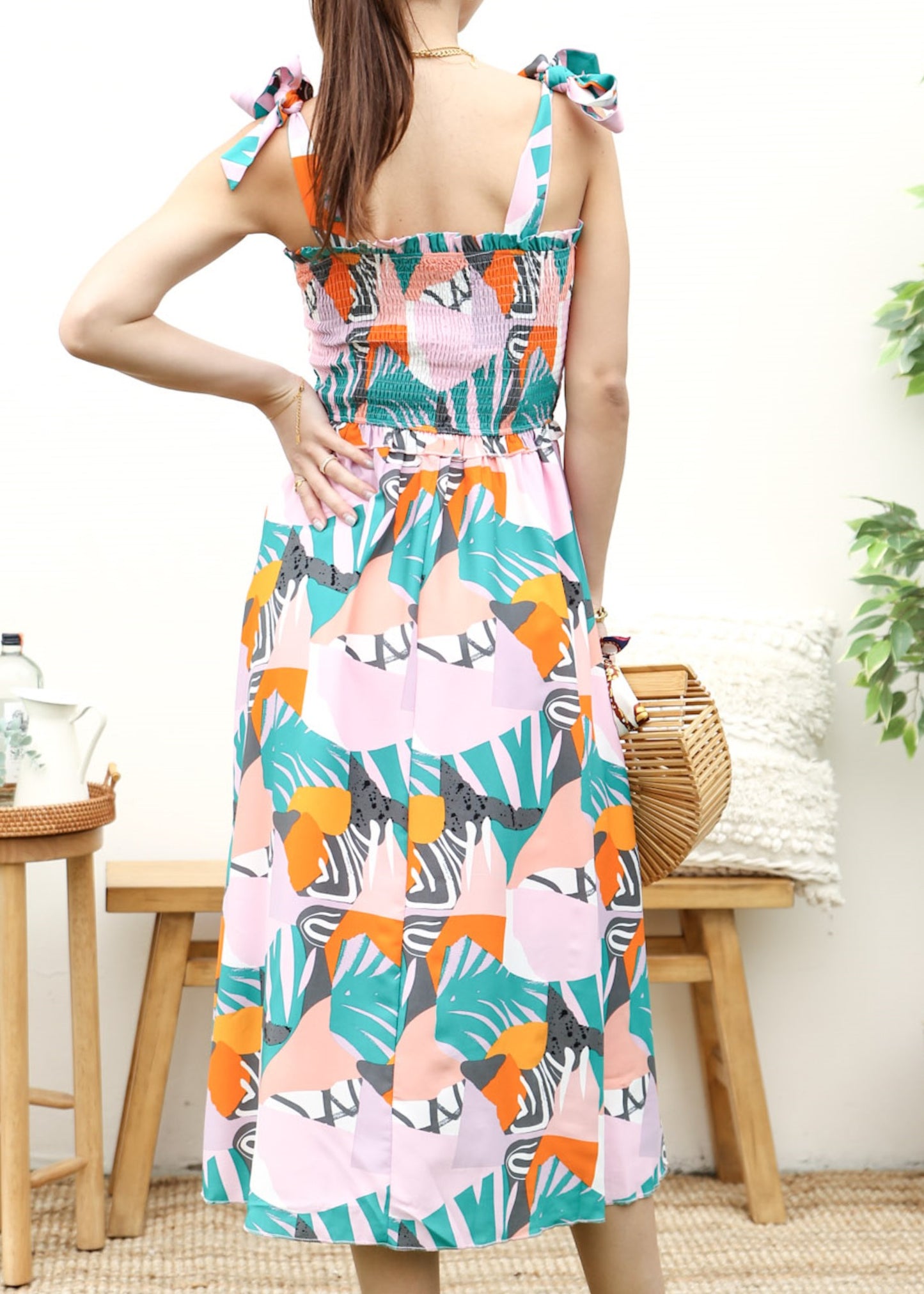 Vestido fruncido con estampado y lazo en los hombros