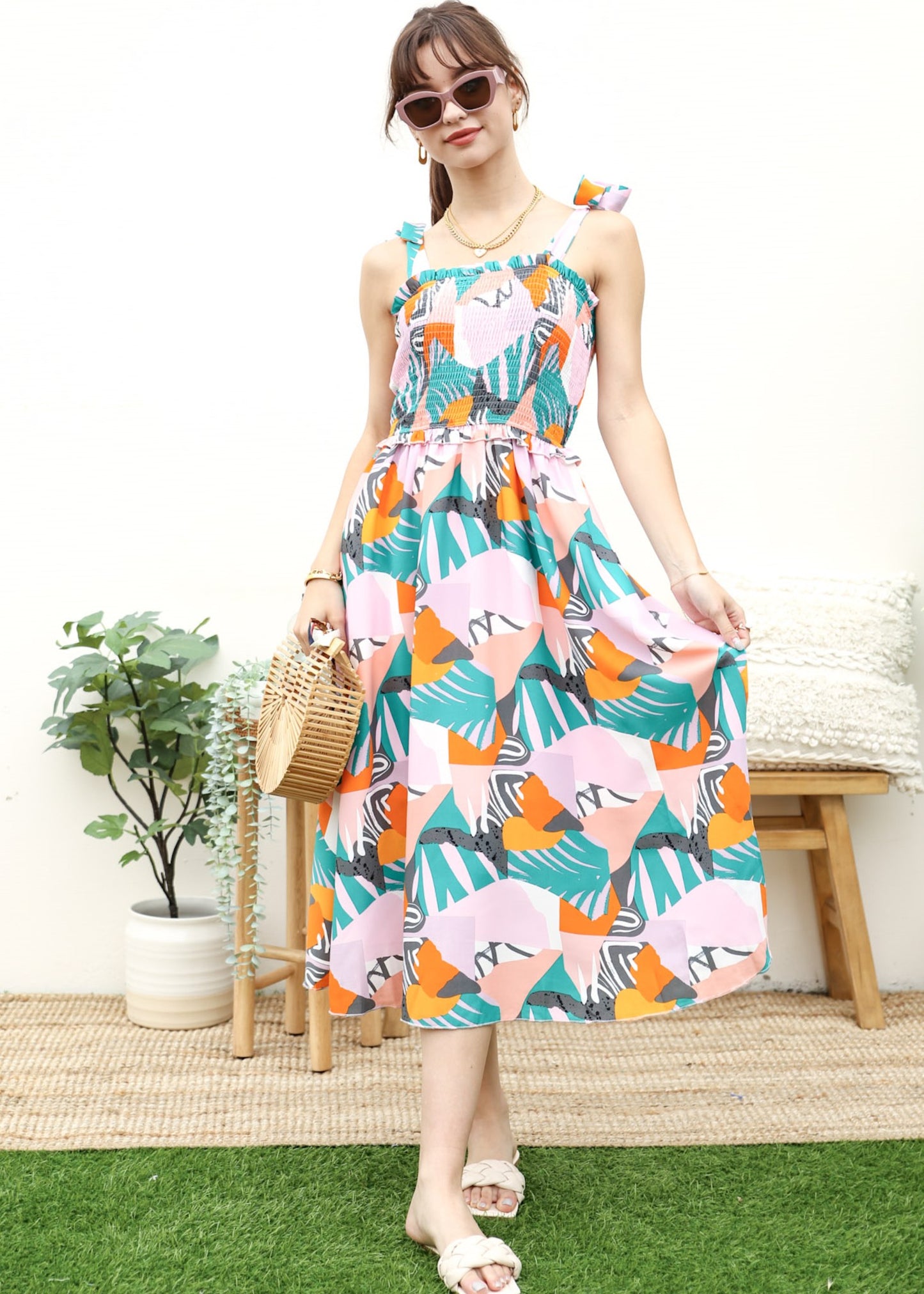 Vestido fruncido con estampado y lazo en los hombros