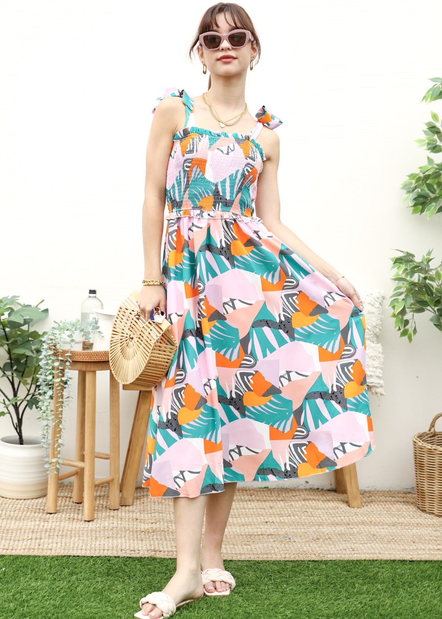 Vestido fruncido con estampado y lazo en los hombros