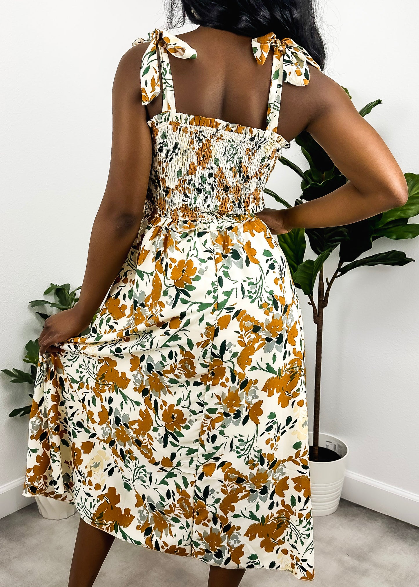 Vestido fruncido con estampado y lazo en los hombros