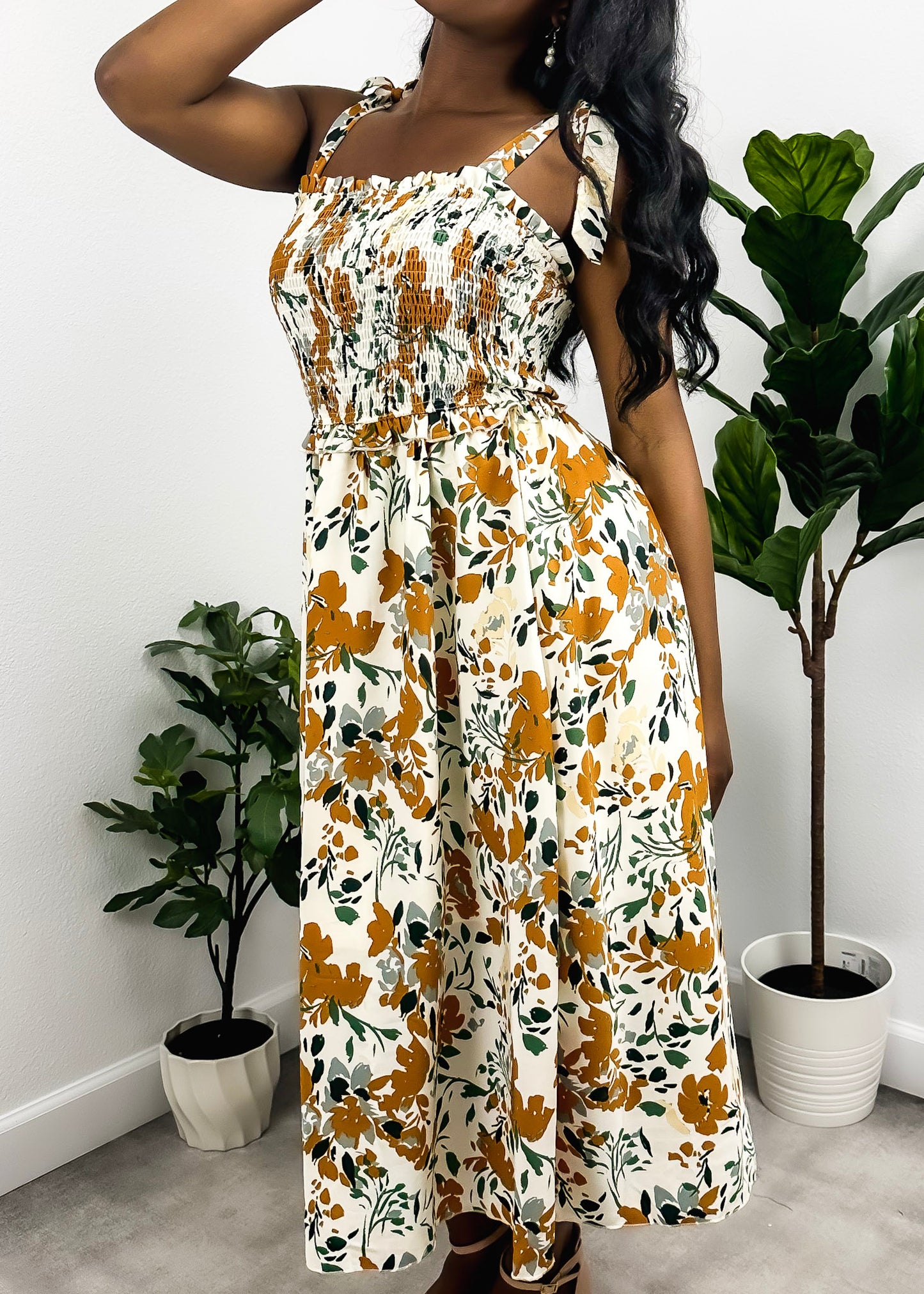 Vestido fruncido con estampado y lazo en los hombros