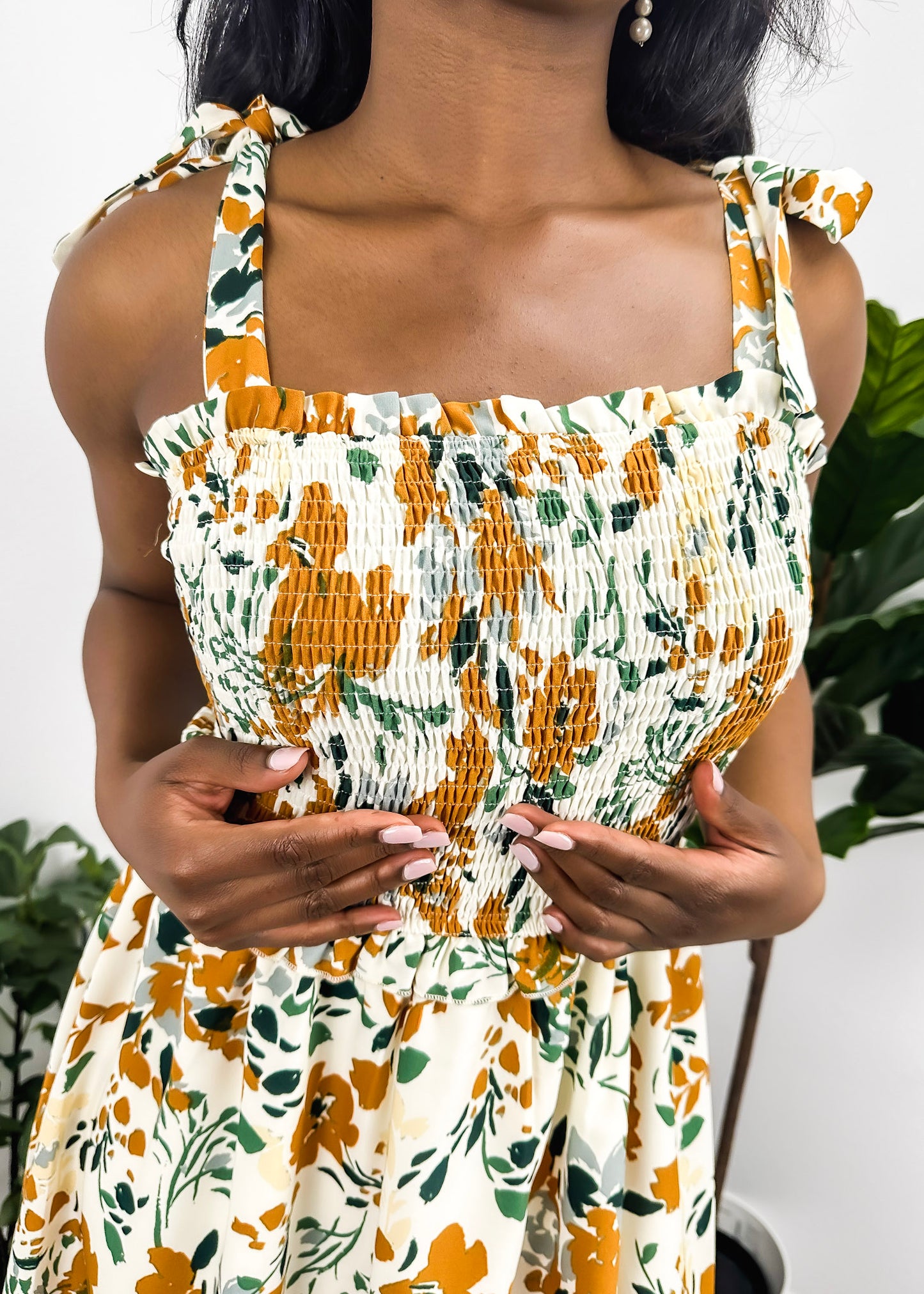Vestido fruncido con estampado y lazo en los hombros
