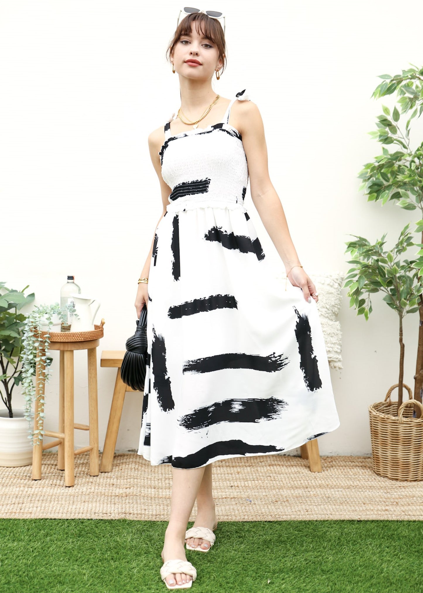 Vestido fruncido con estampado y lazo en los hombros
