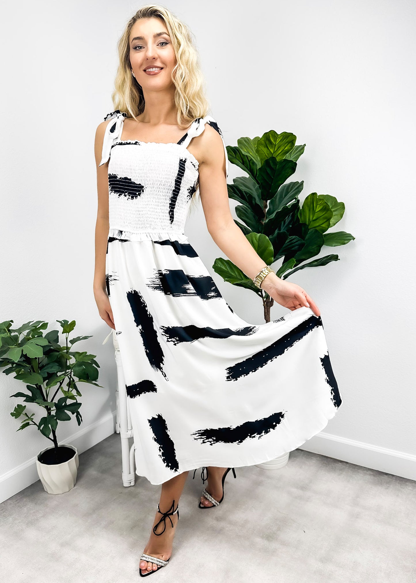 Vestido fruncido con estampado y lazo en los hombros