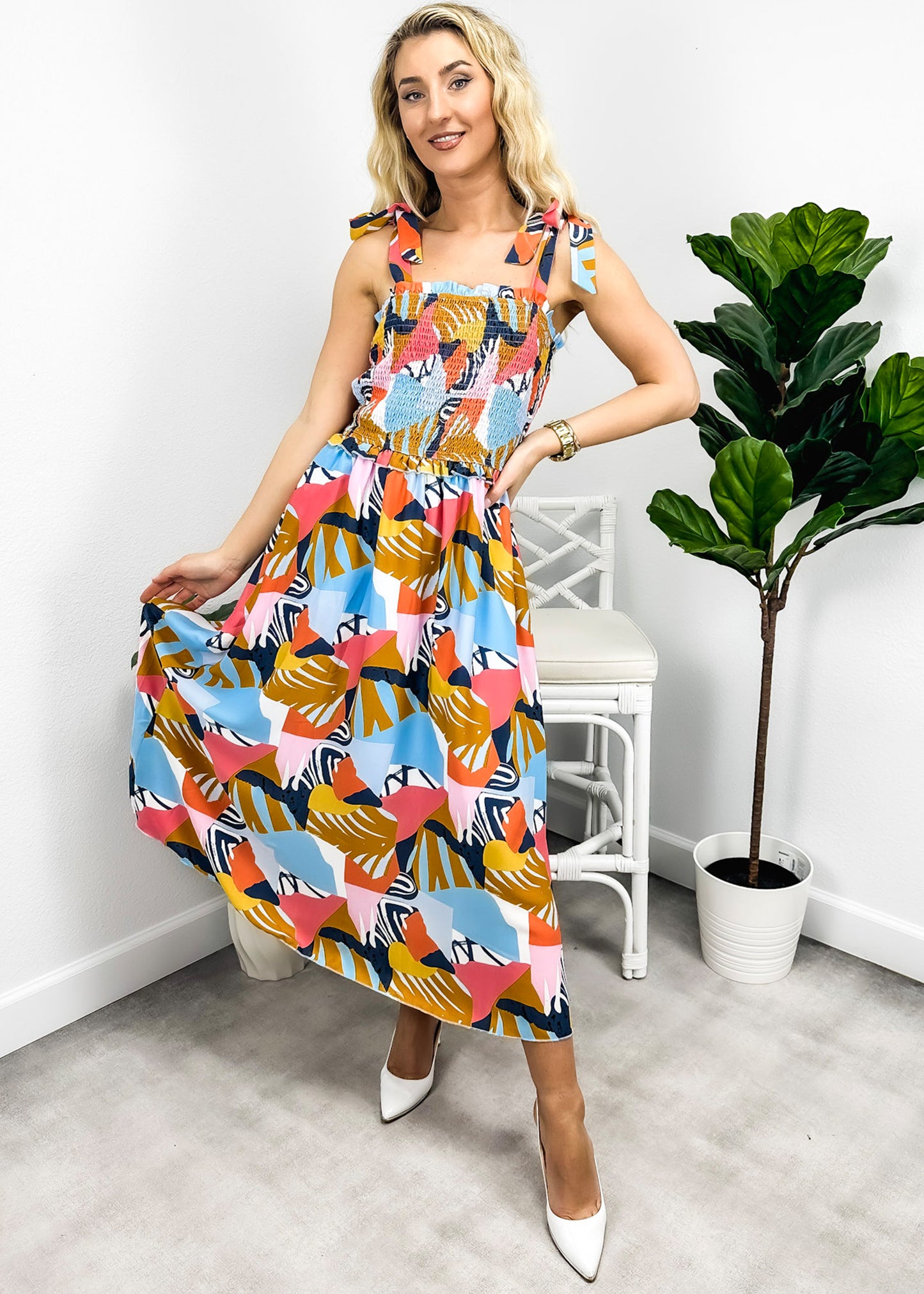 Vestido fruncido con estampado y lazo en los hombros