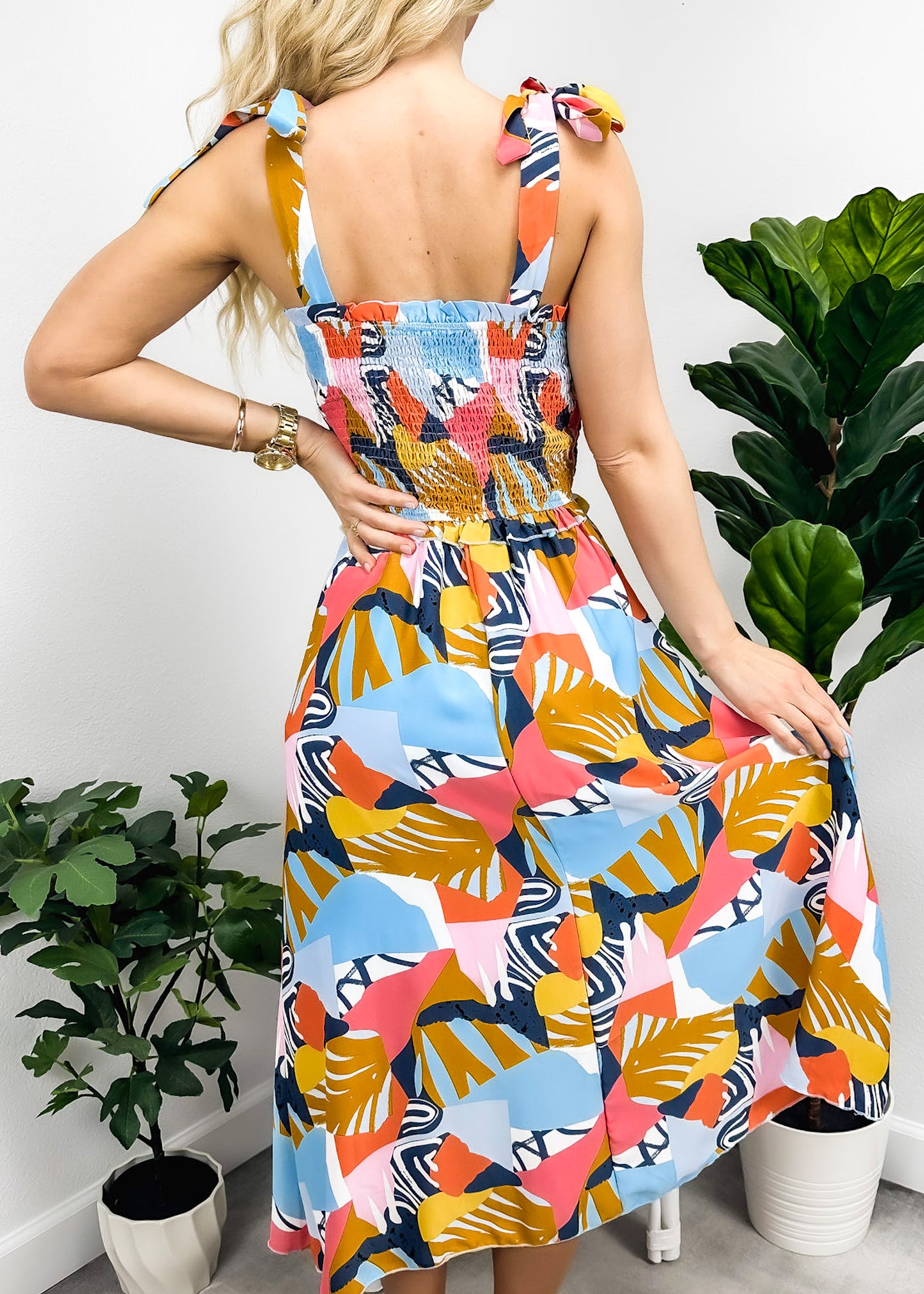Vestido fruncido con estampado y lazo en los hombros