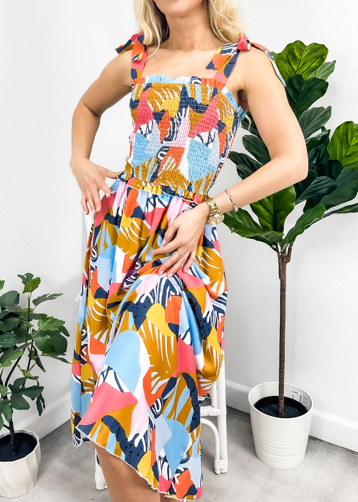 Vestido fruncido con estampado y lazo en los hombros