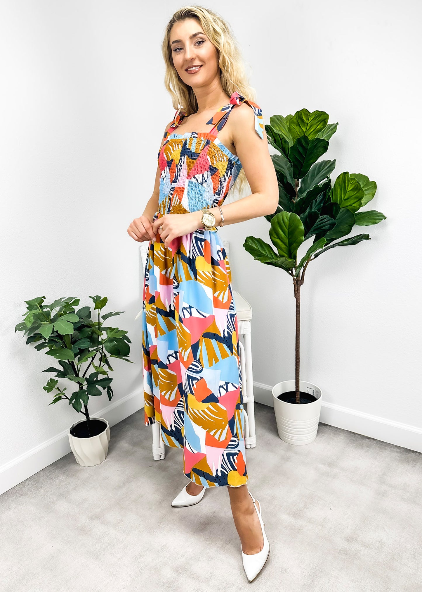 Vestido fruncido con estampado y lazo en los hombros