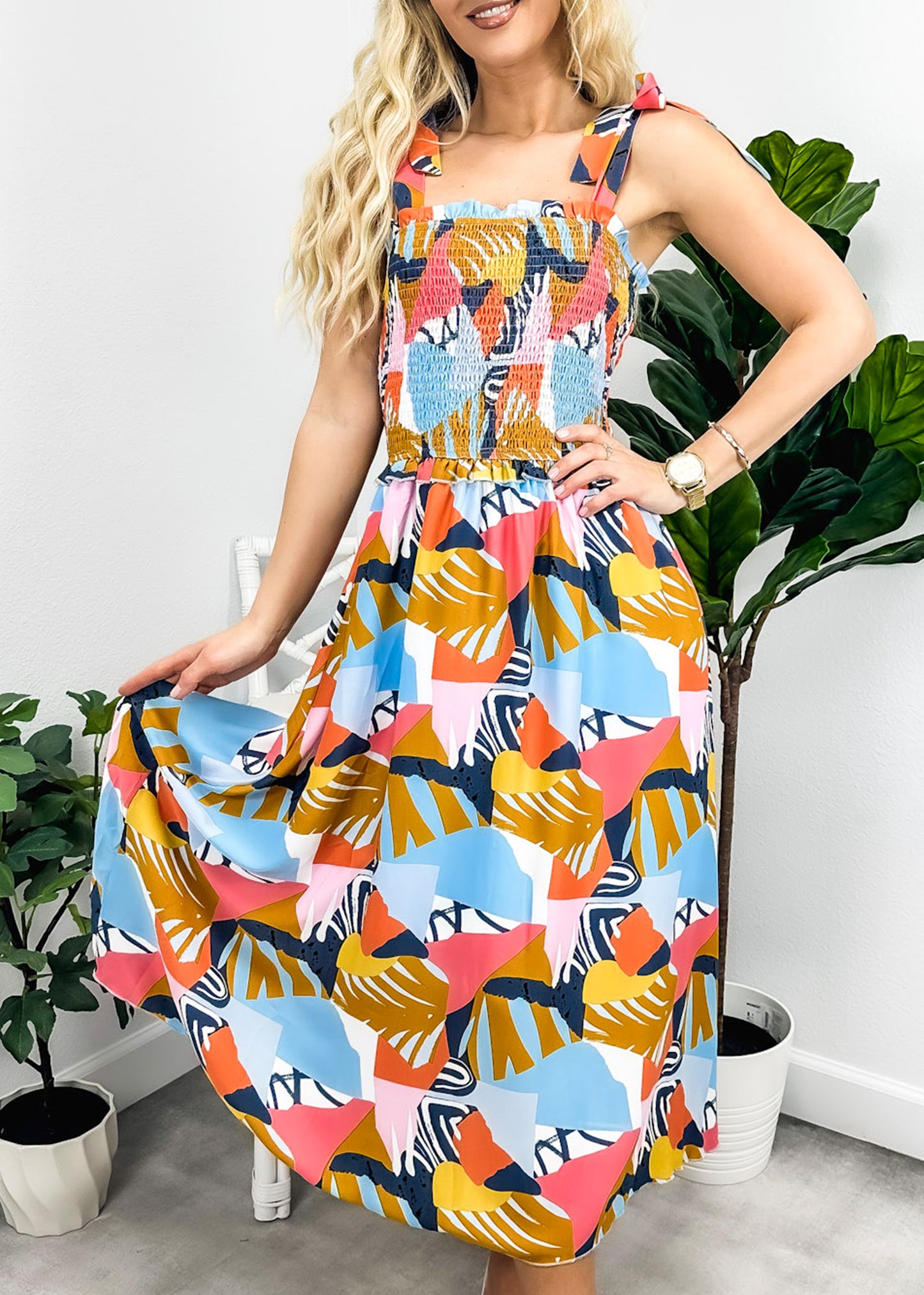 Vestido fruncido con estampado y lazo en los hombros