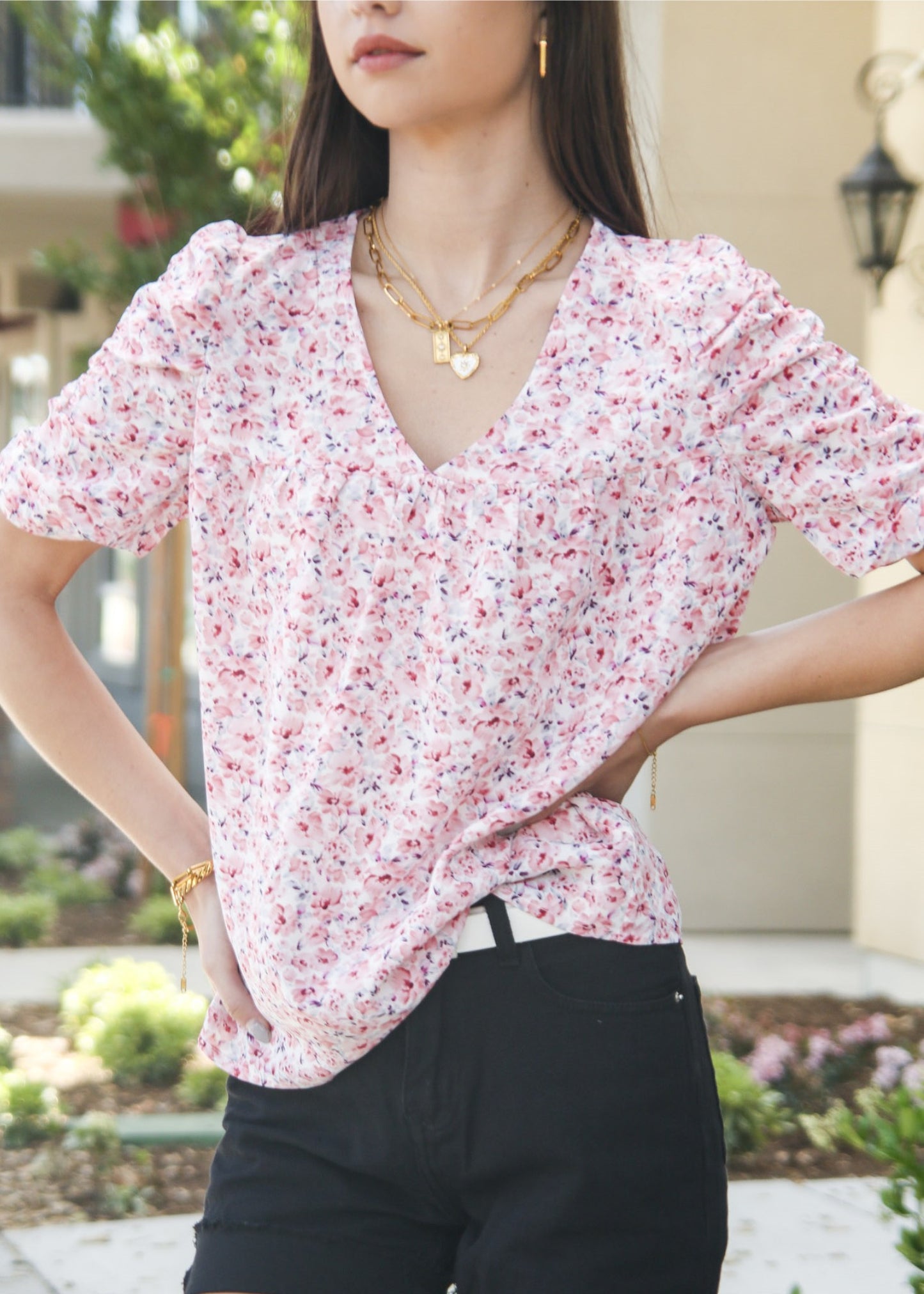 Camisa con escote en V y mangas fruncidas
