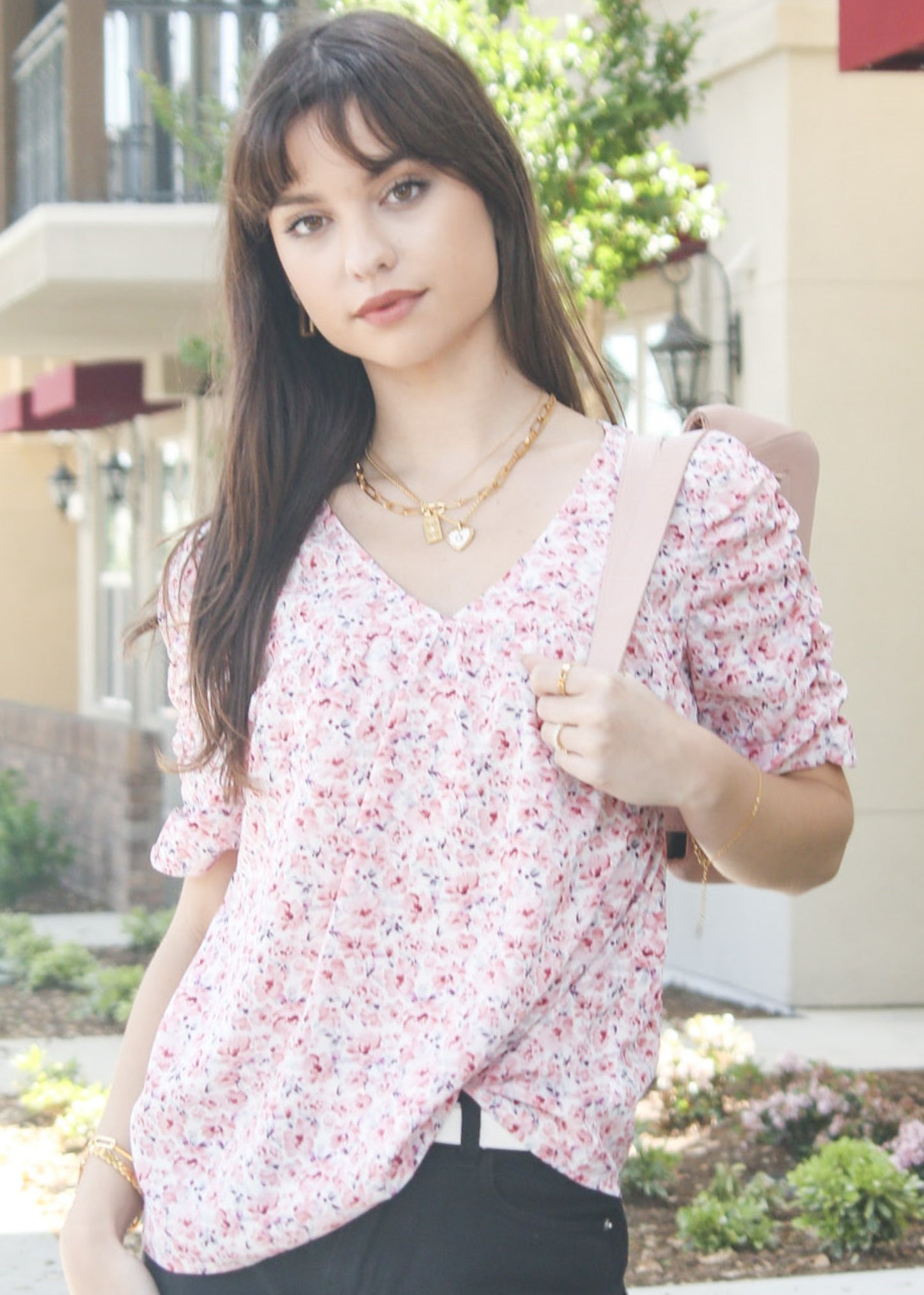 Camisa con escote en V y mangas fruncidas