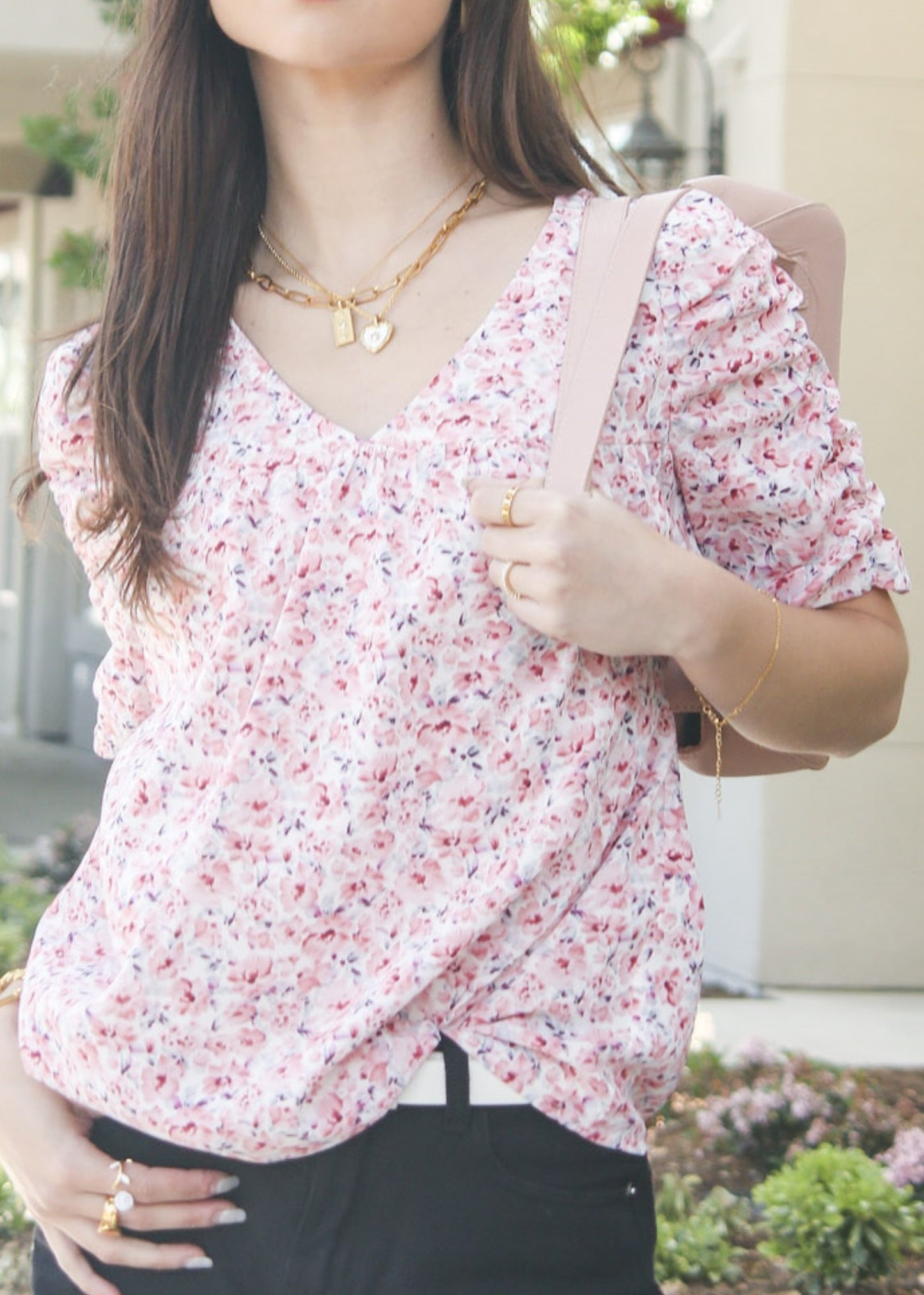 Camisa con escote en V y mangas fruncidas