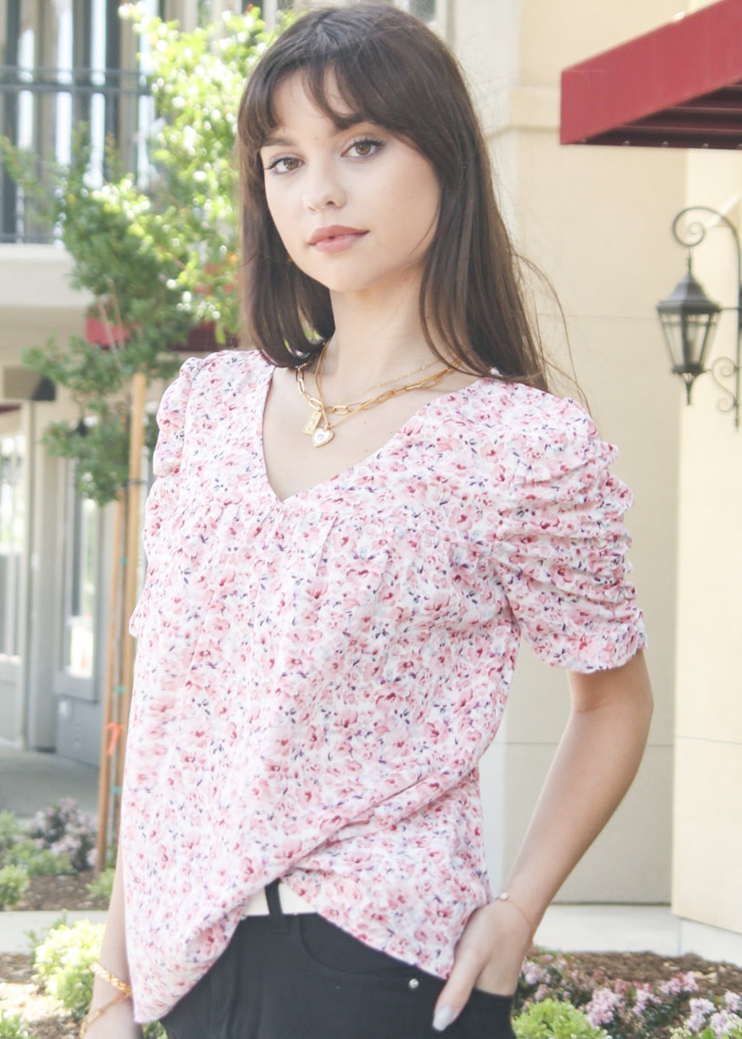 Camisa con escote en V y mangas fruncidas