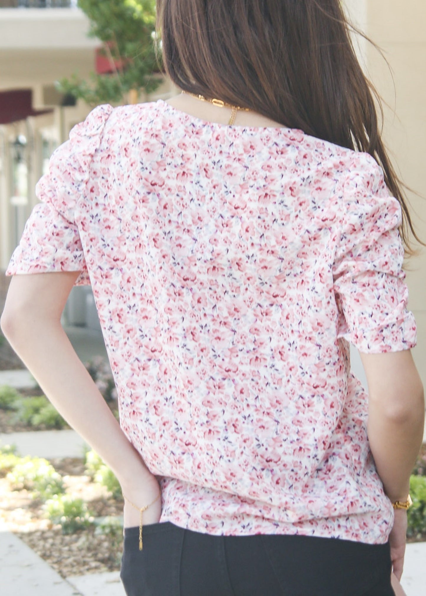 Camisa con escote en V y mangas fruncidas
