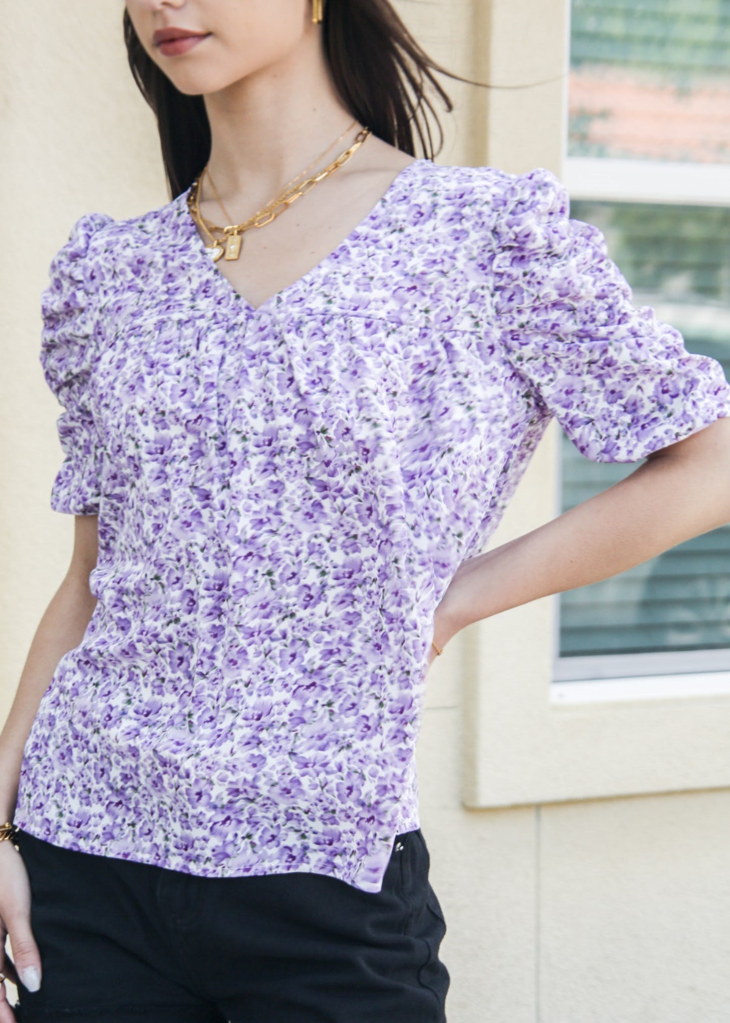 Camisa con escote en V y mangas fruncidas