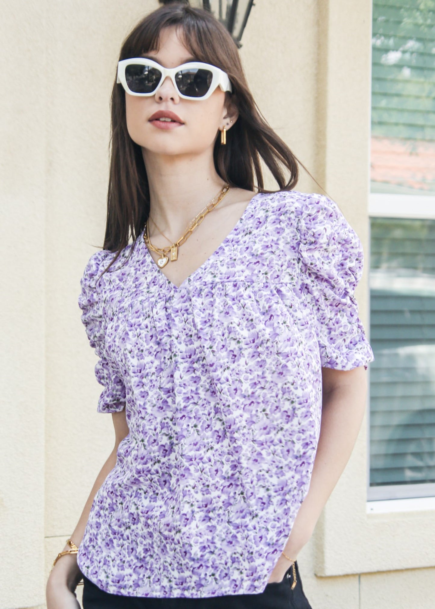 Camisa con escote en V y mangas fruncidas