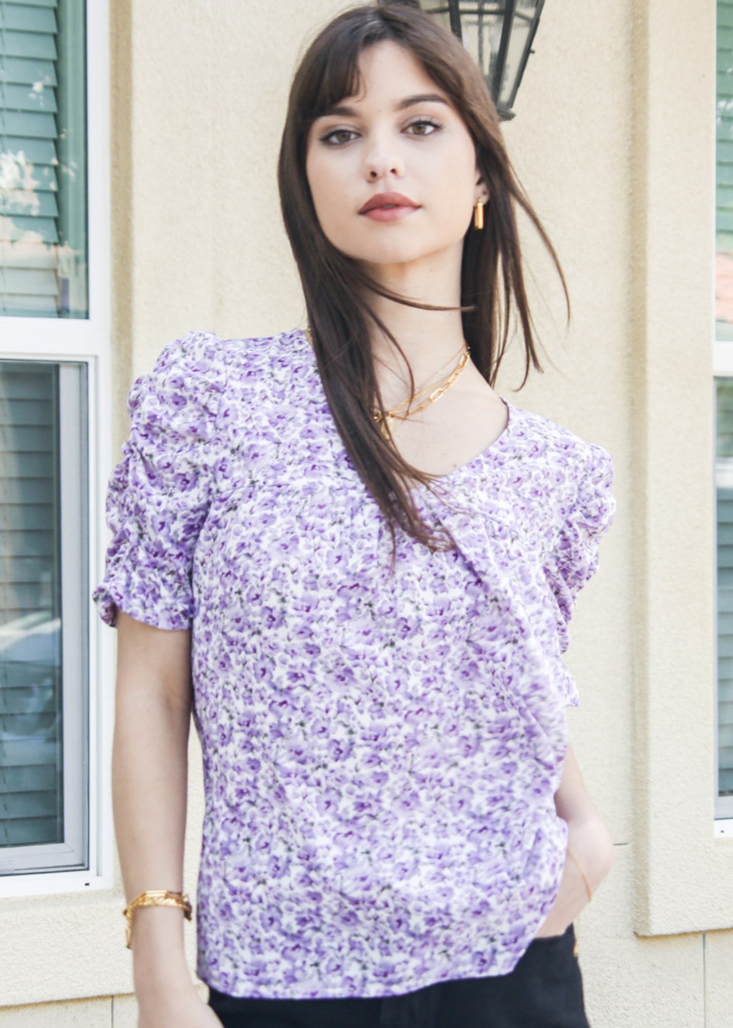 Camisa con escote en V y mangas fruncidas