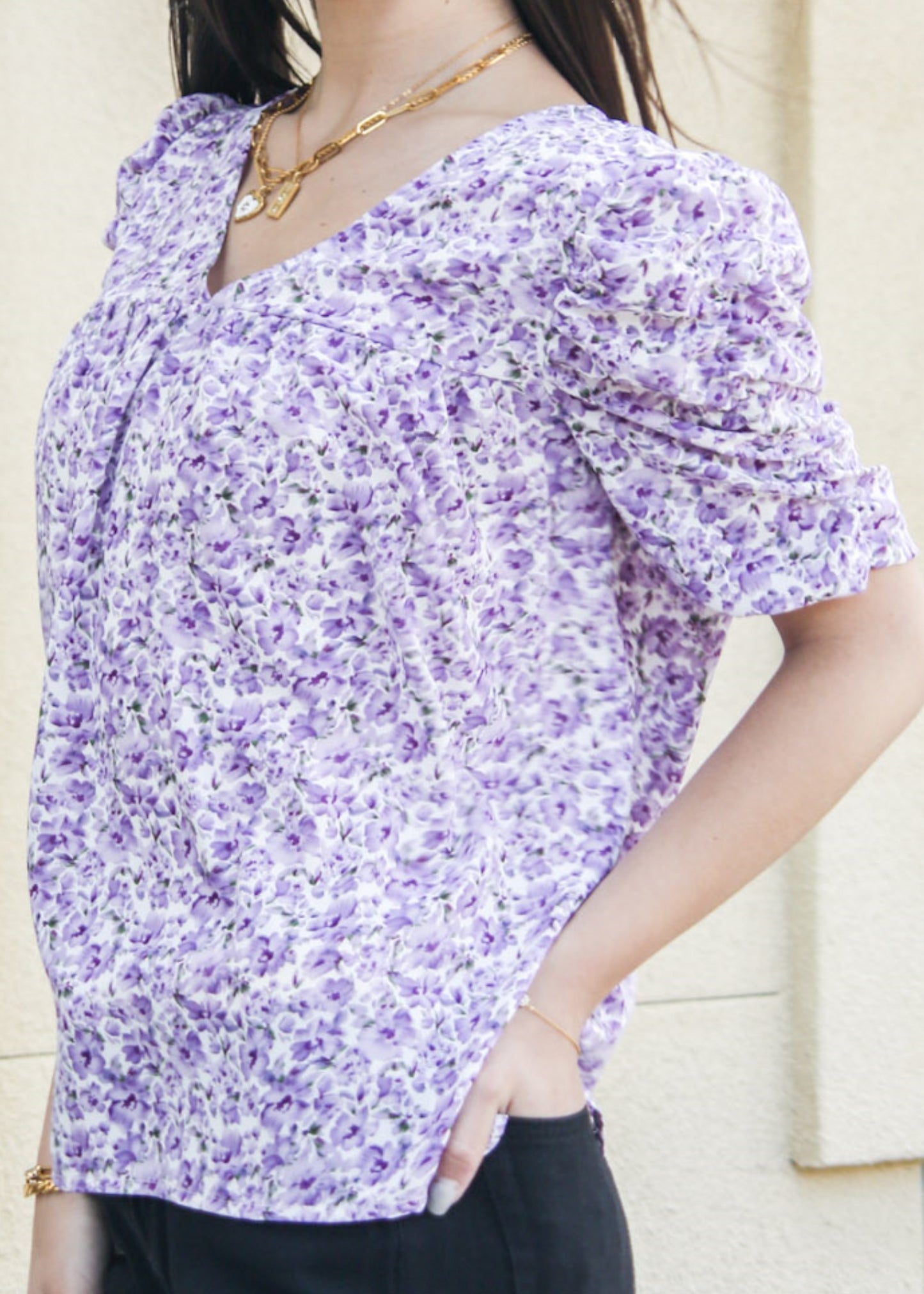 Camisa con escote en V y mangas fruncidas