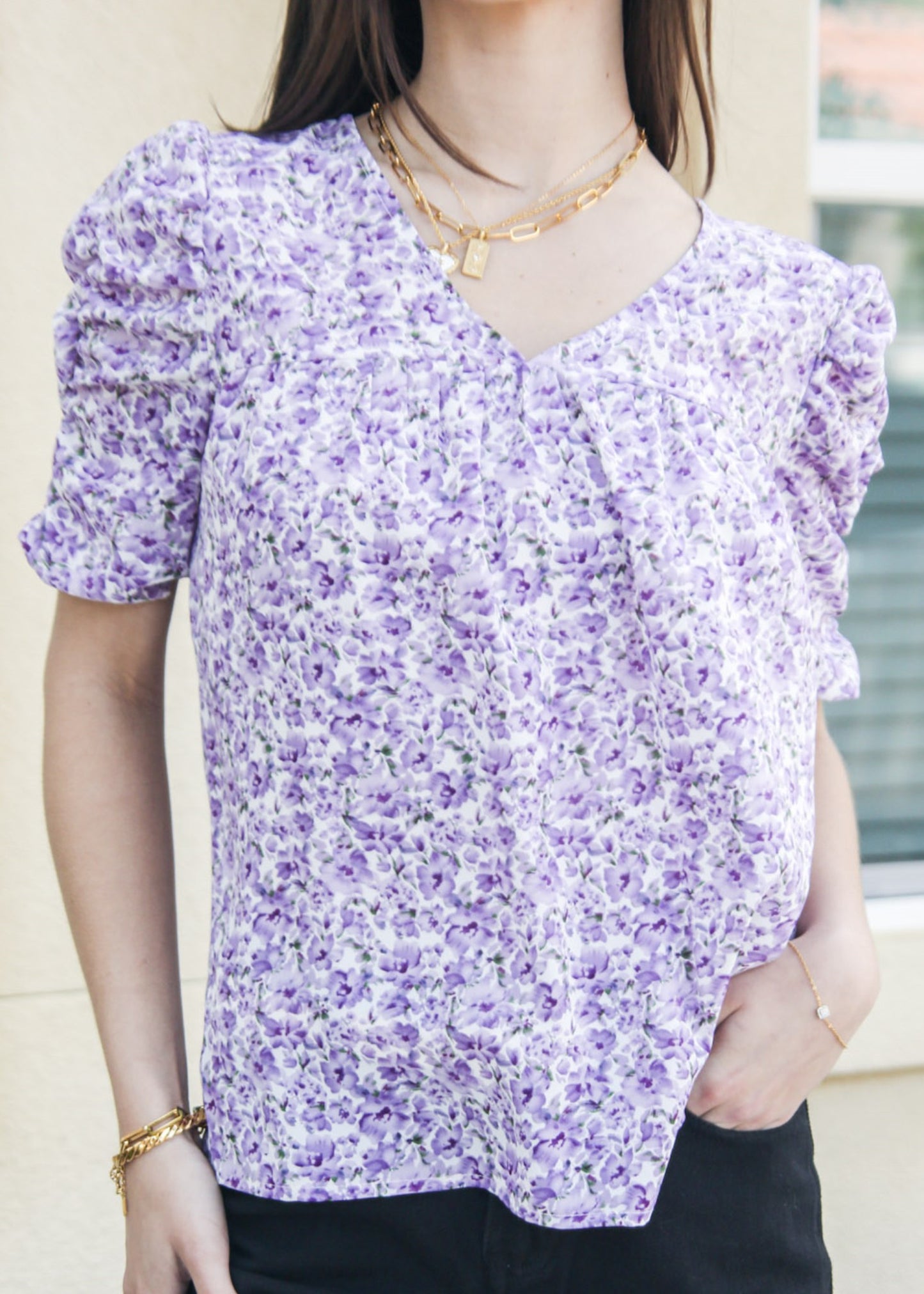 Camisa con escote en V y mangas fruncidas