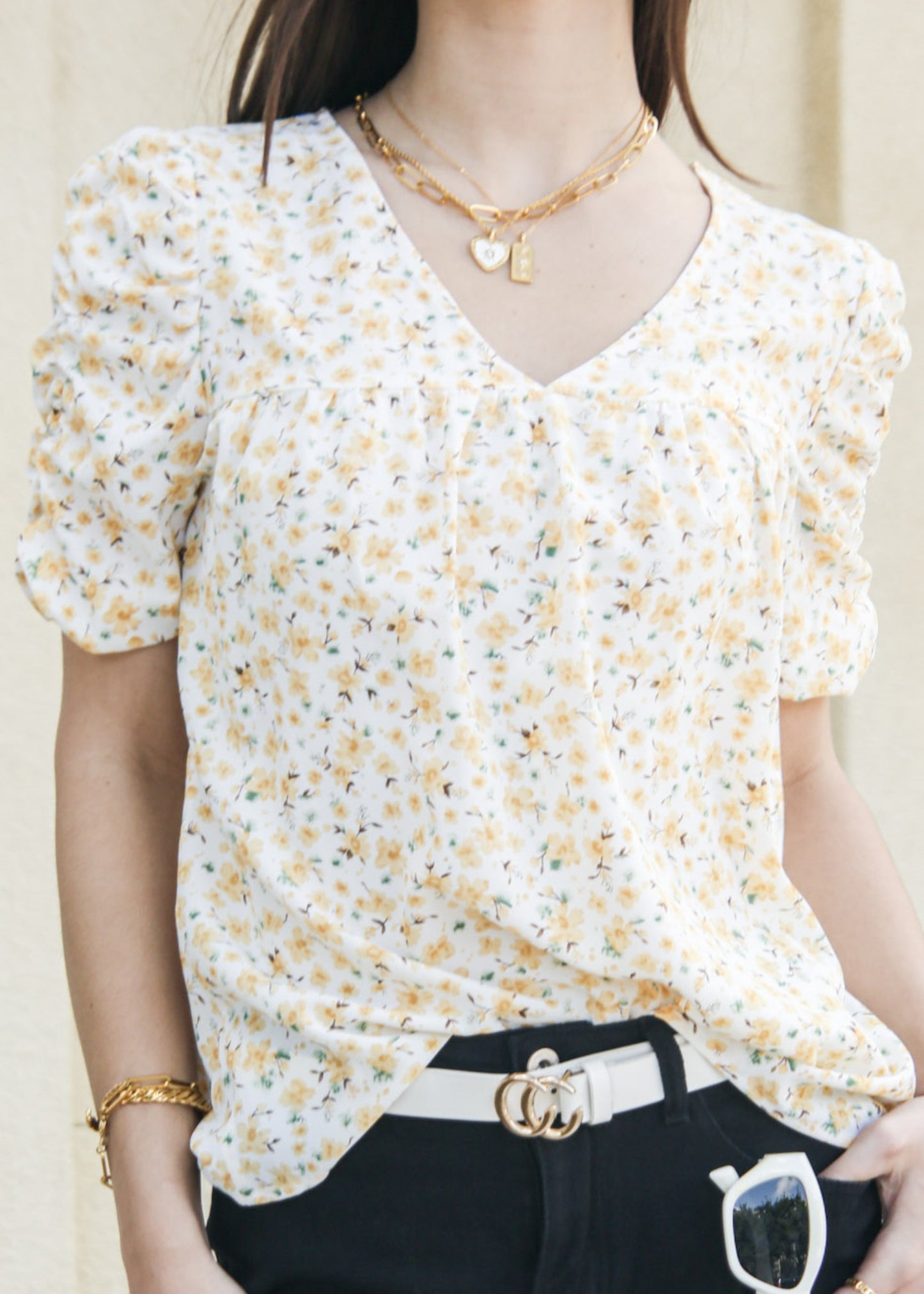 Camisa con escote en V y mangas fruncidas