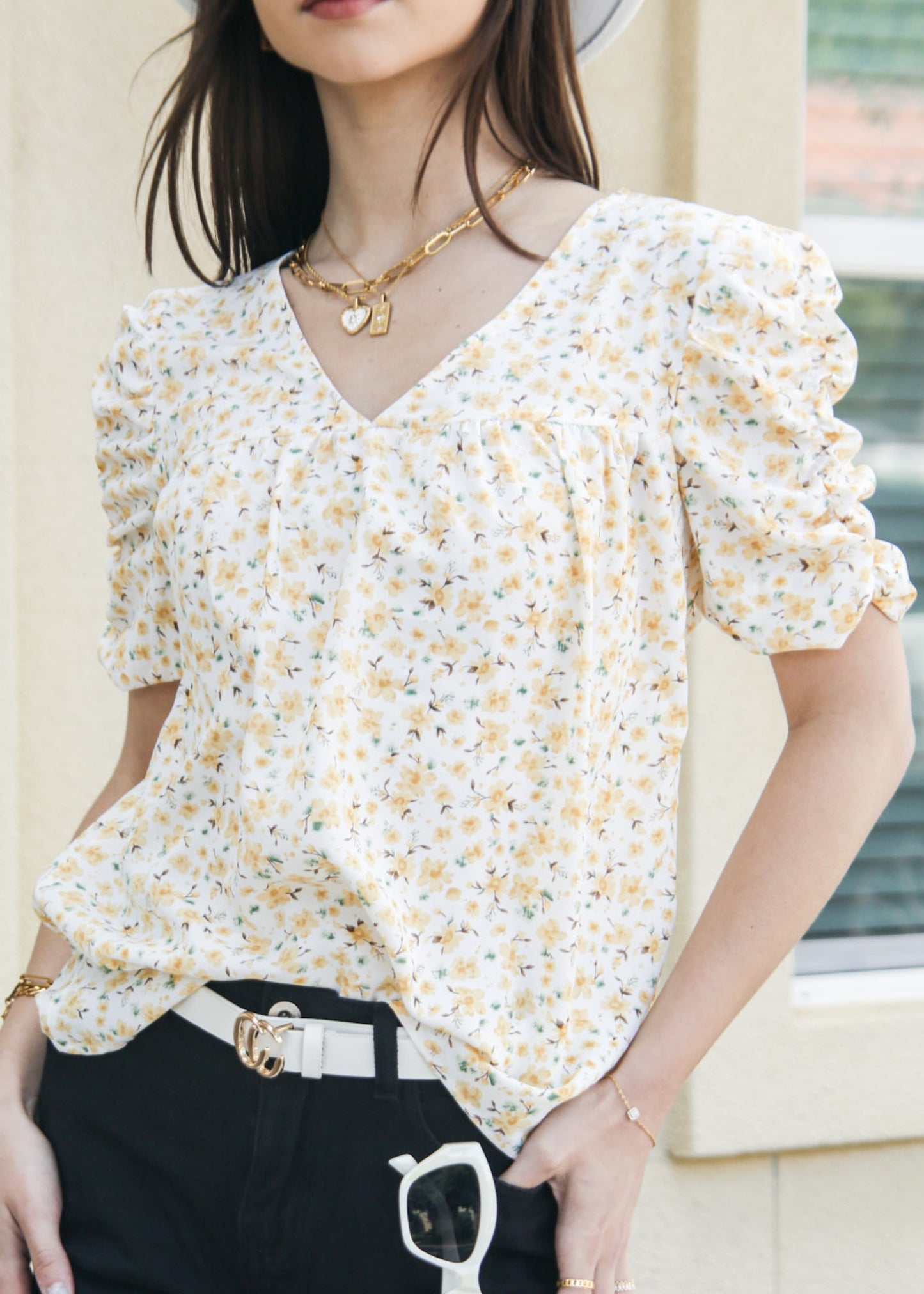 Camisa con escote en V y mangas fruncidas