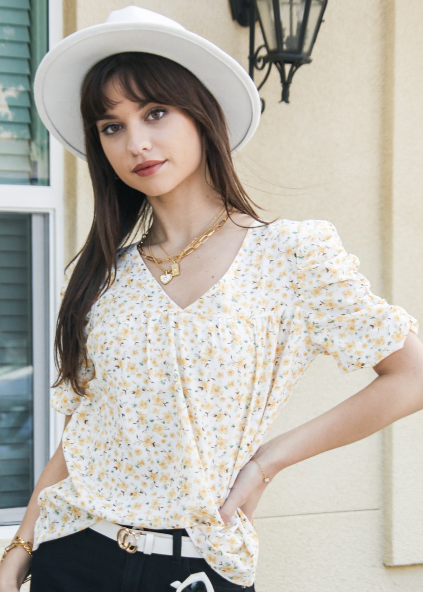 Camisa con escote en V y mangas fruncidas