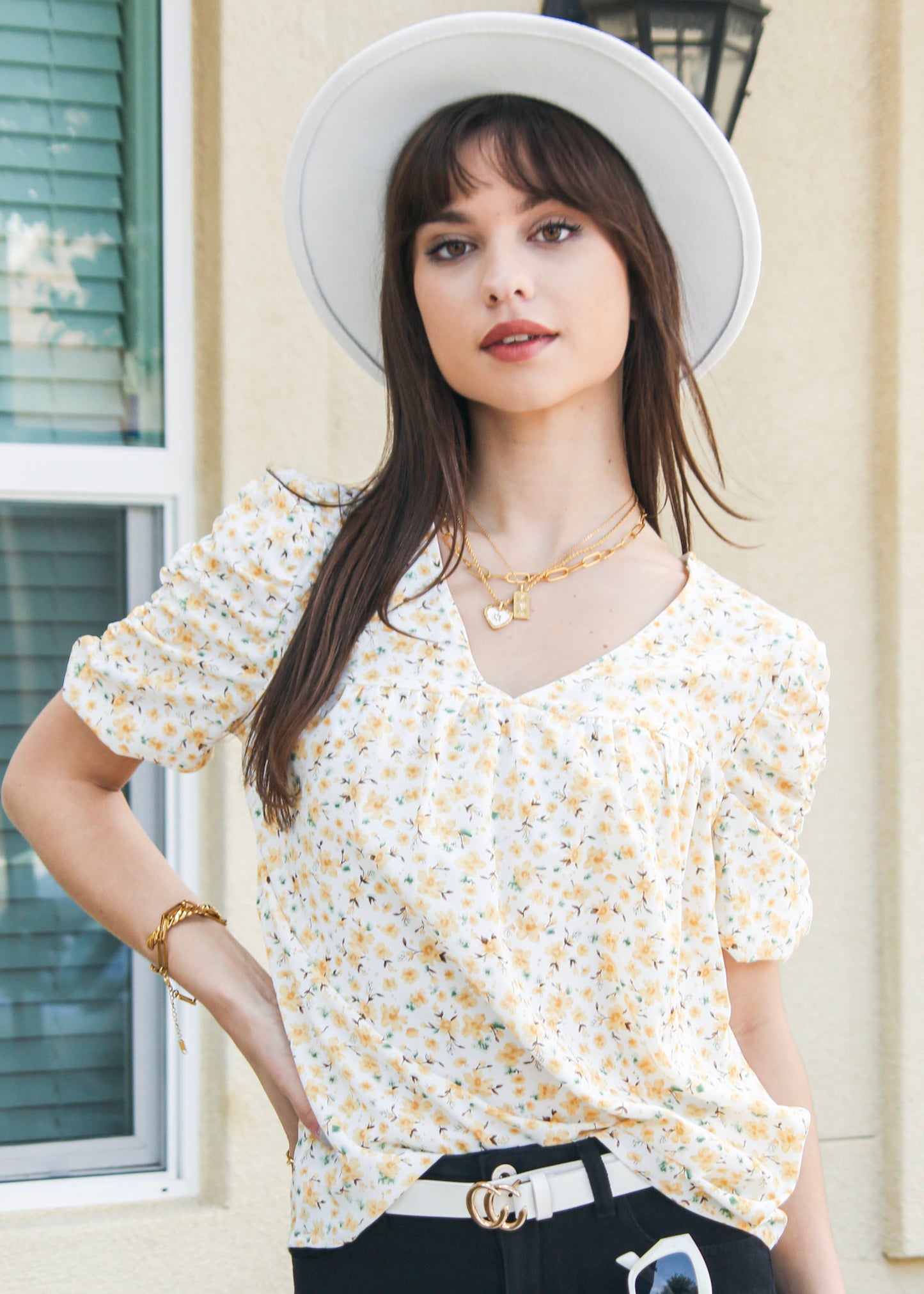 Camisa con escote en V y mangas fruncidas