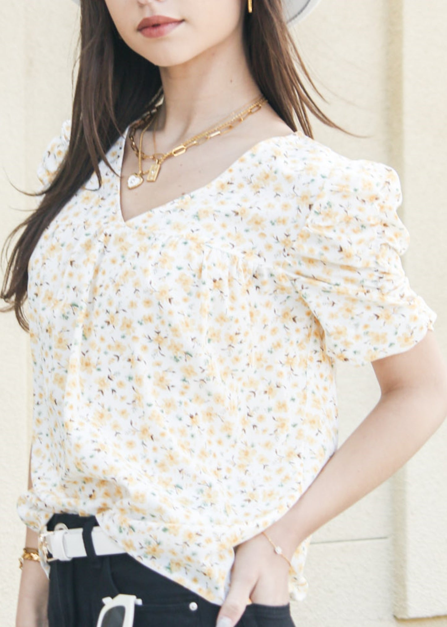 Camisa con escote en V y mangas fruncidas