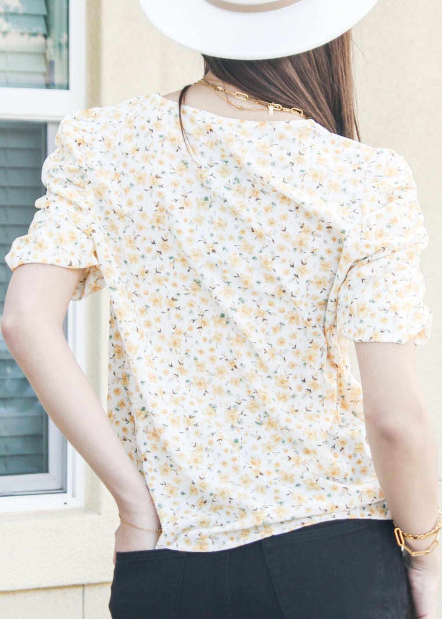 Camisa con escote en V y mangas fruncidas