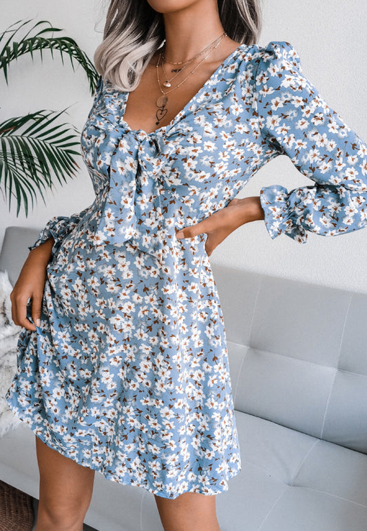 Vestido floral con escote en V y lazo en la parte delantera