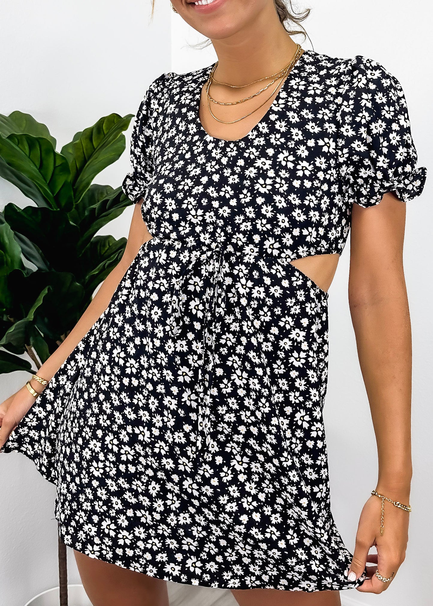 Vestido con abertura lateral y lazo en la cintura