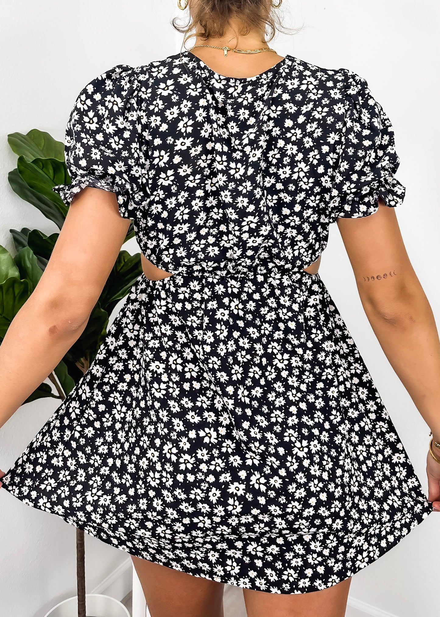 Vestido con abertura lateral y lazo en la cintura