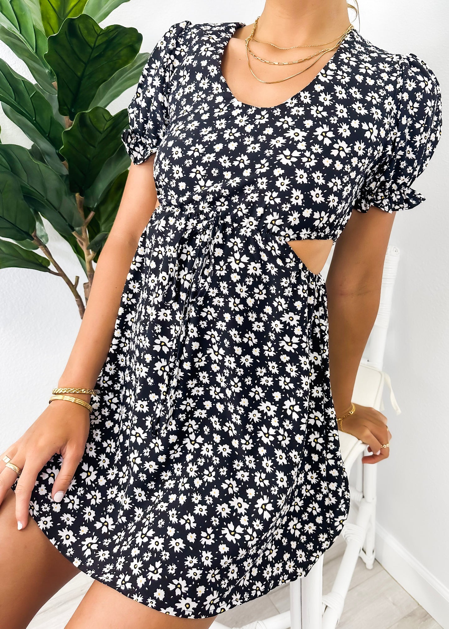 Vestido con abertura lateral y lazo en la cintura