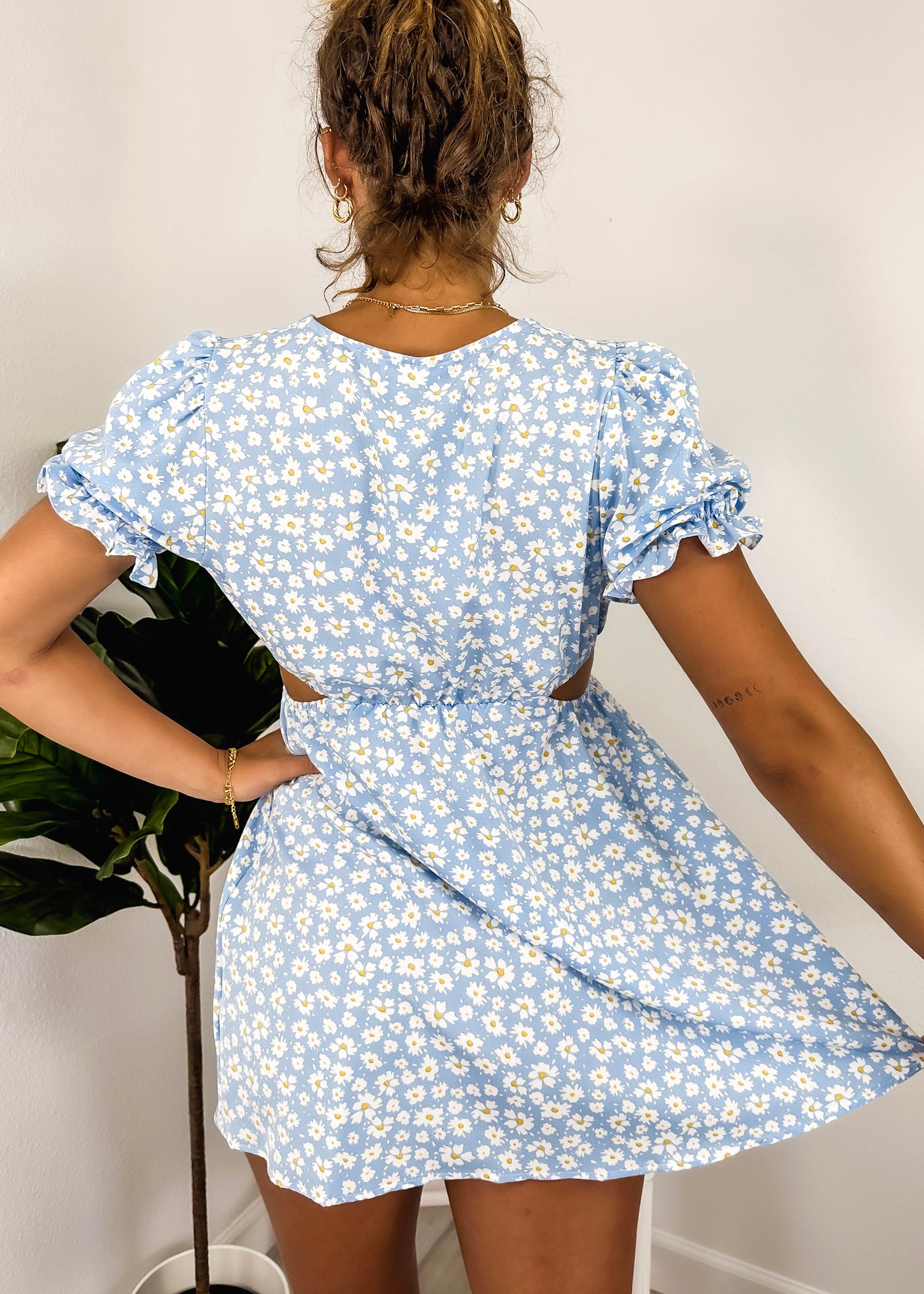 Vestido con abertura lateral y lazo en la cintura