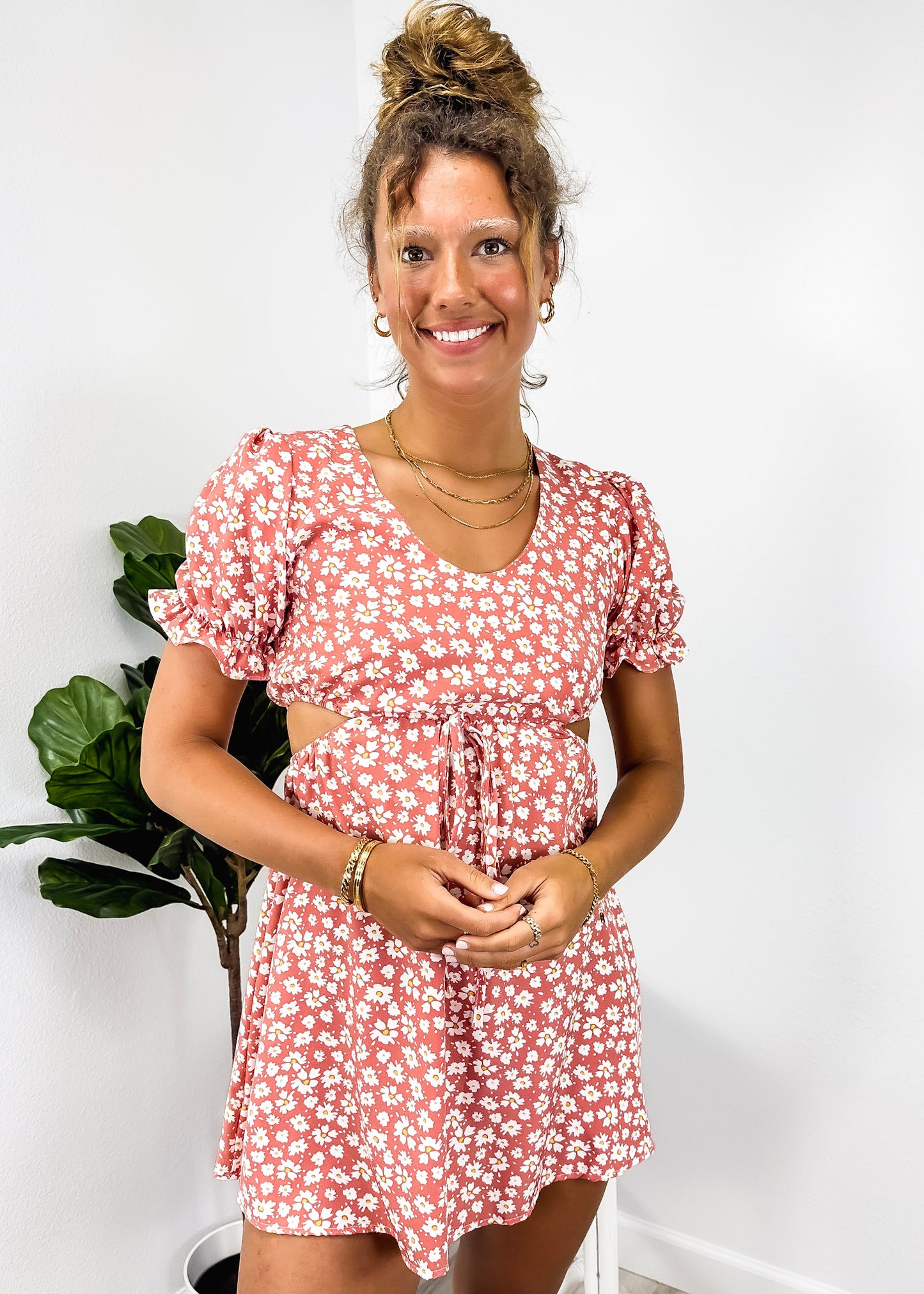 Vestido con abertura lateral y lazo en la cintura