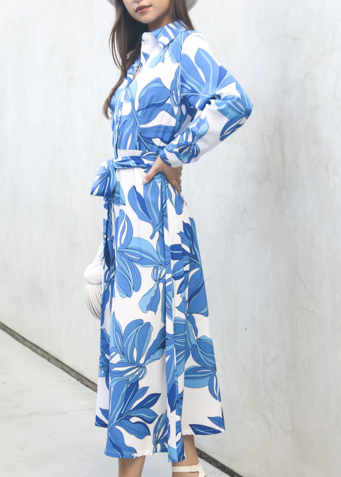 Vestido camisero con lazo en la cintura y estampado floral