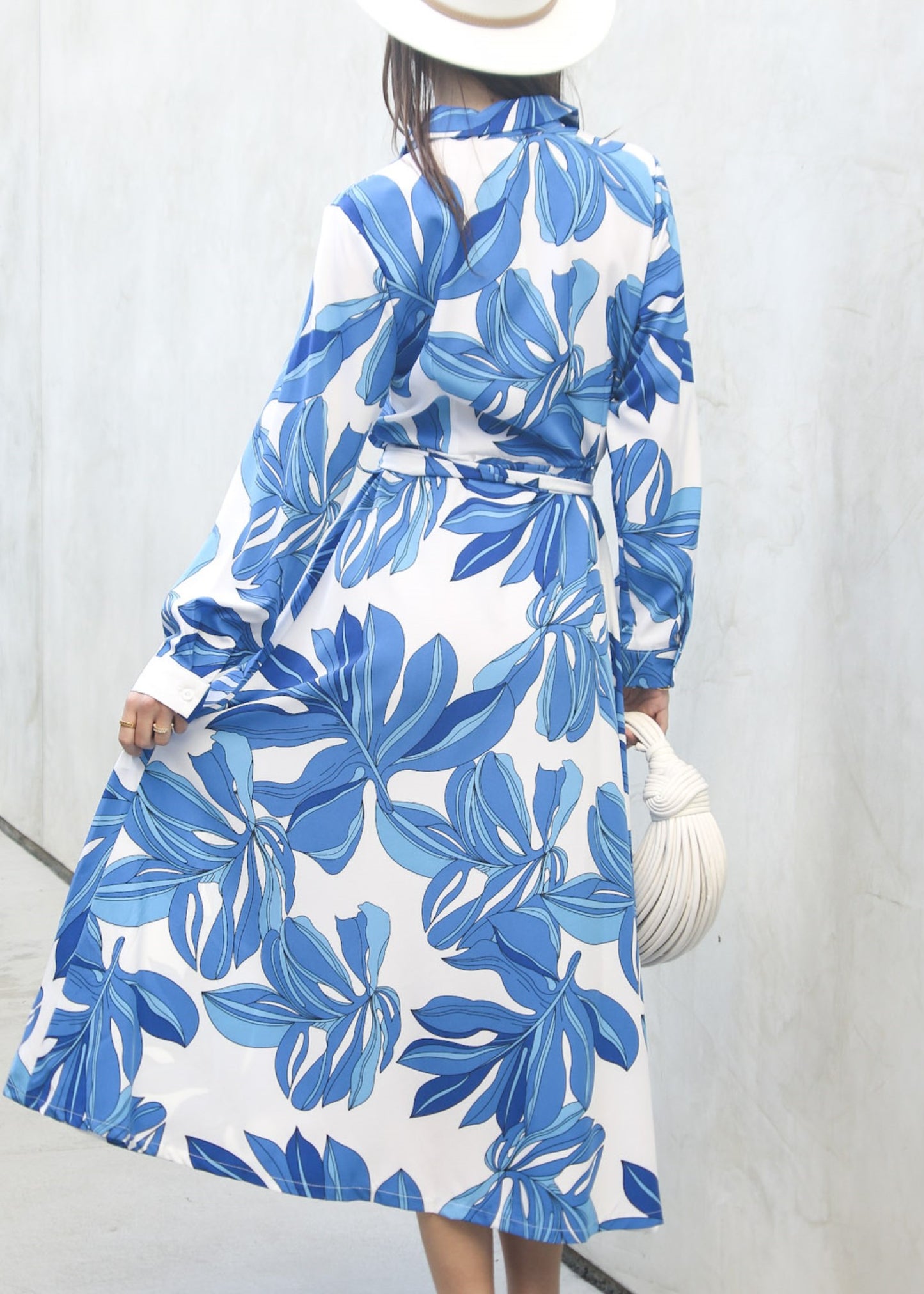 Vestido camisero con lazo en la cintura y estampado floral