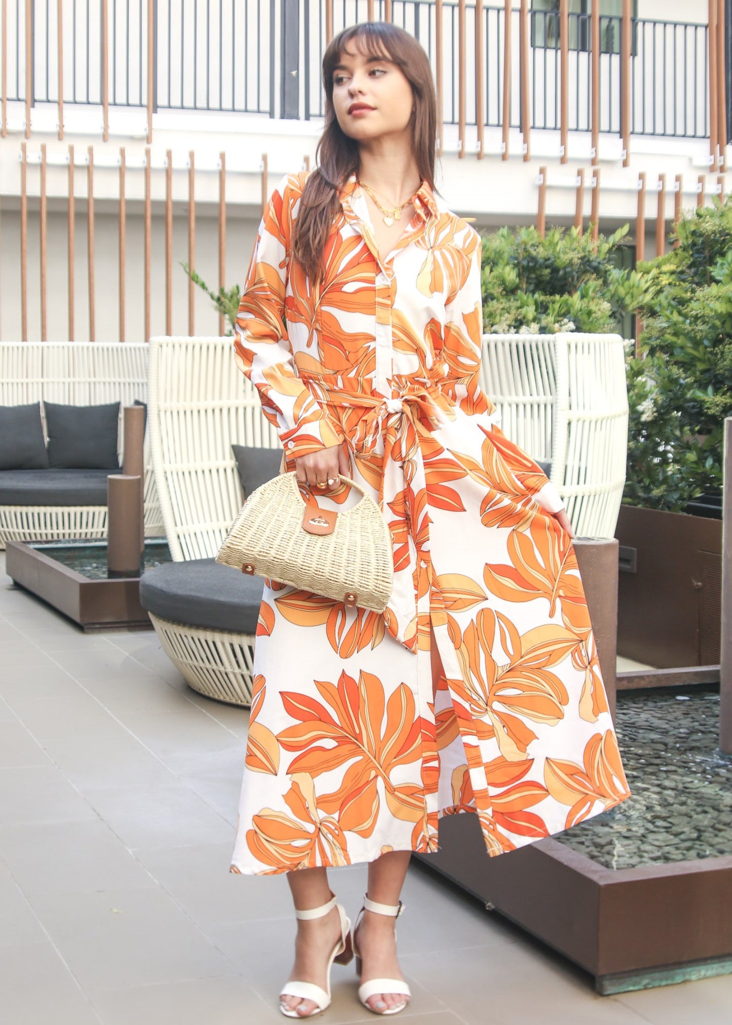 Vestido camisero con lazo en la cintura y estampado floral