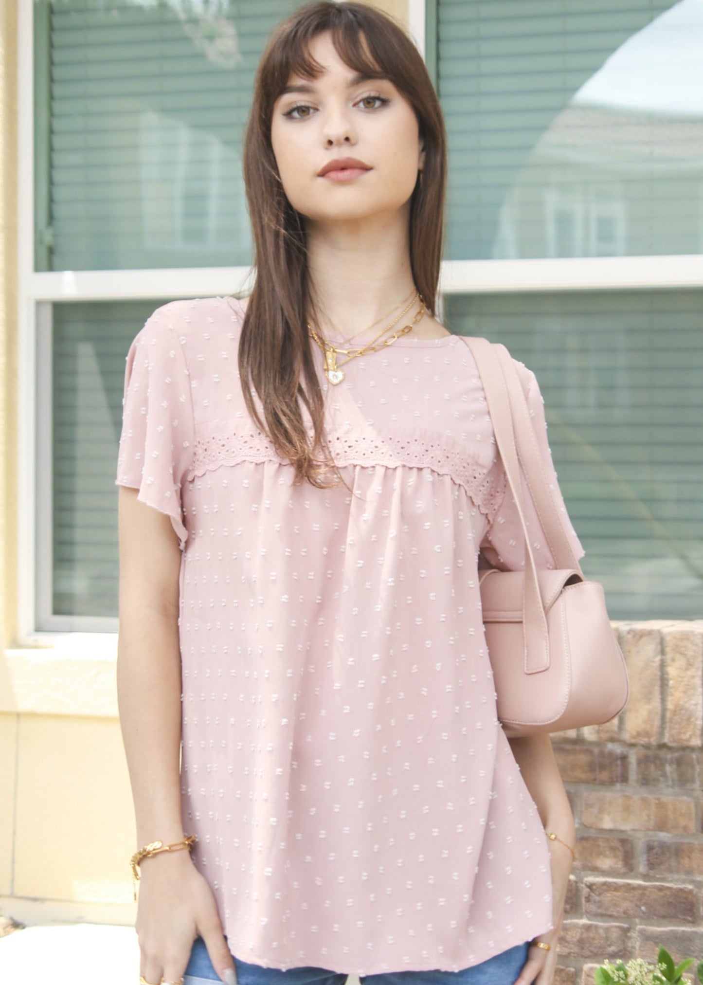Blusa de lunares suizos con detalle de ojales