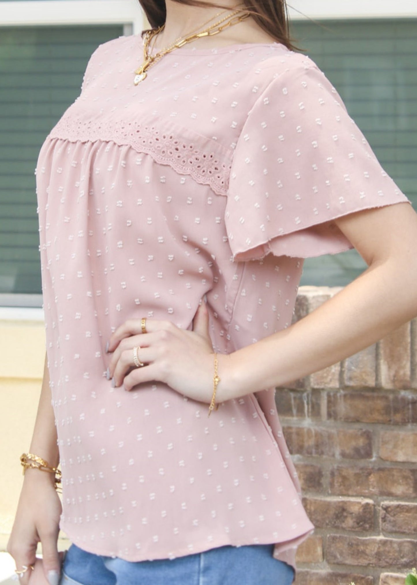 Blusa de lunares suizos con detalle de ojales