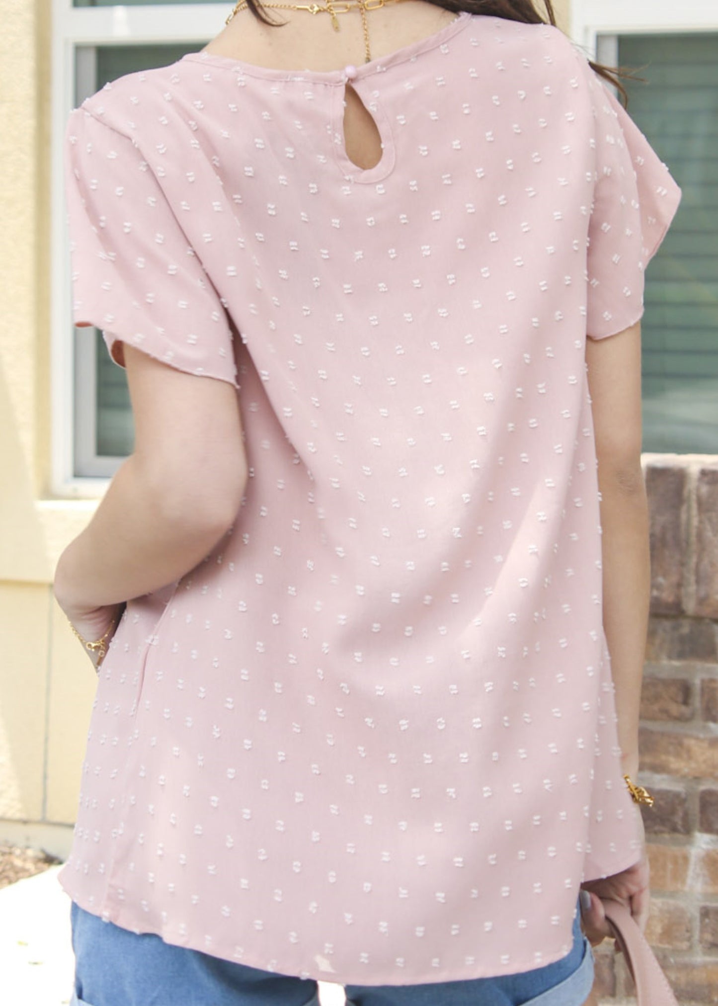 Blusa de lunares suizos con detalle de ojales