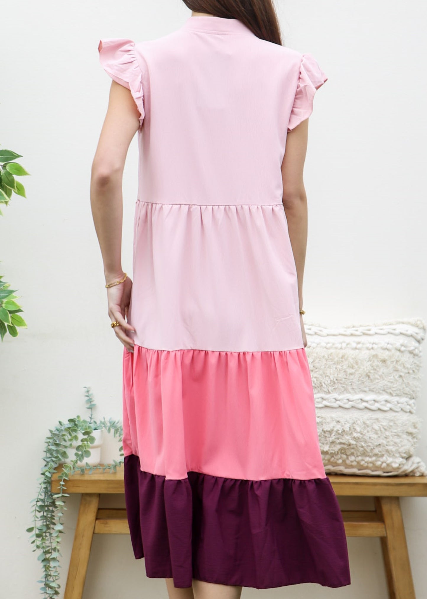 Vestido con bloques de color y mangas con volantes