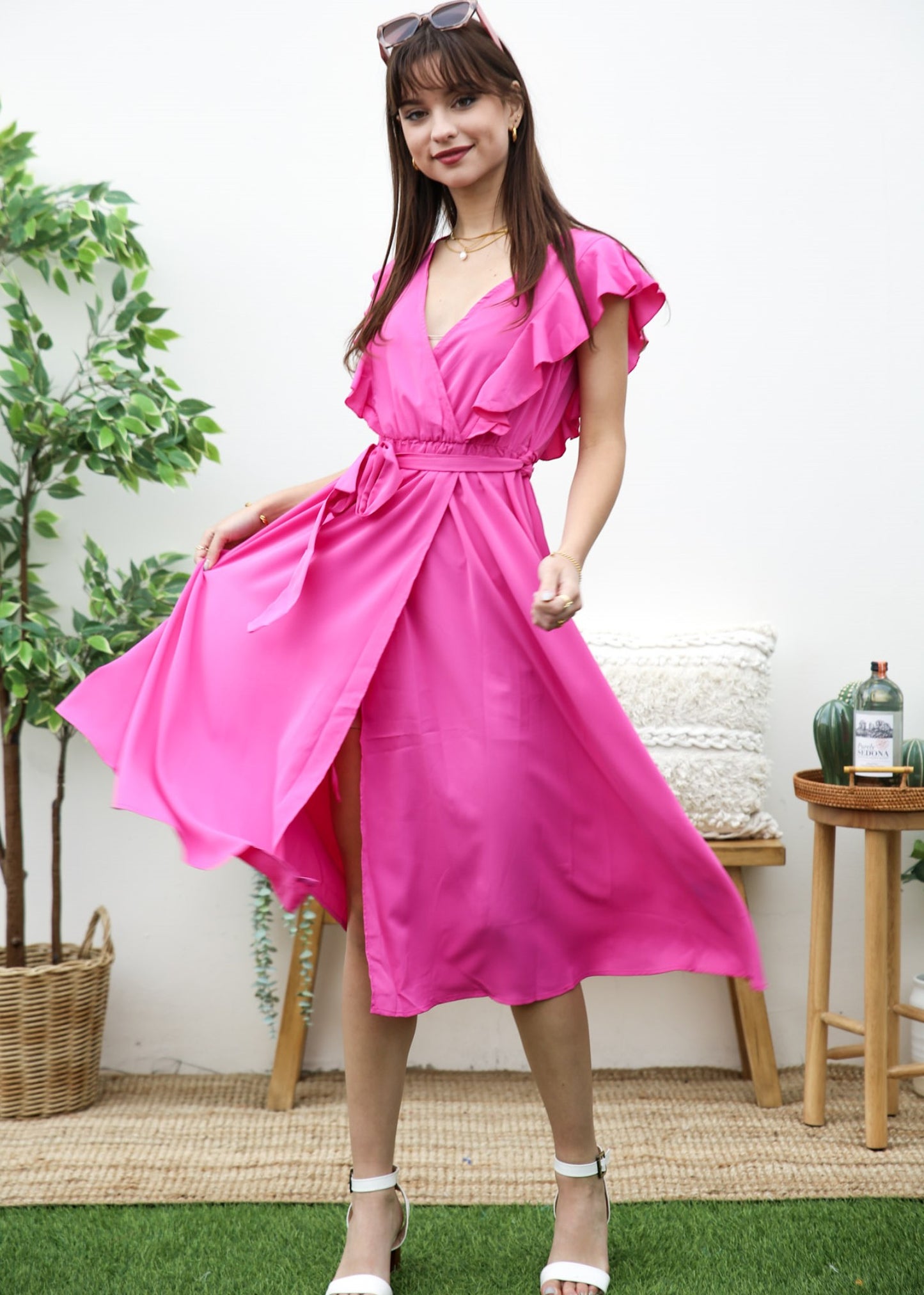 Vestido midi con abertura y detalle de volante